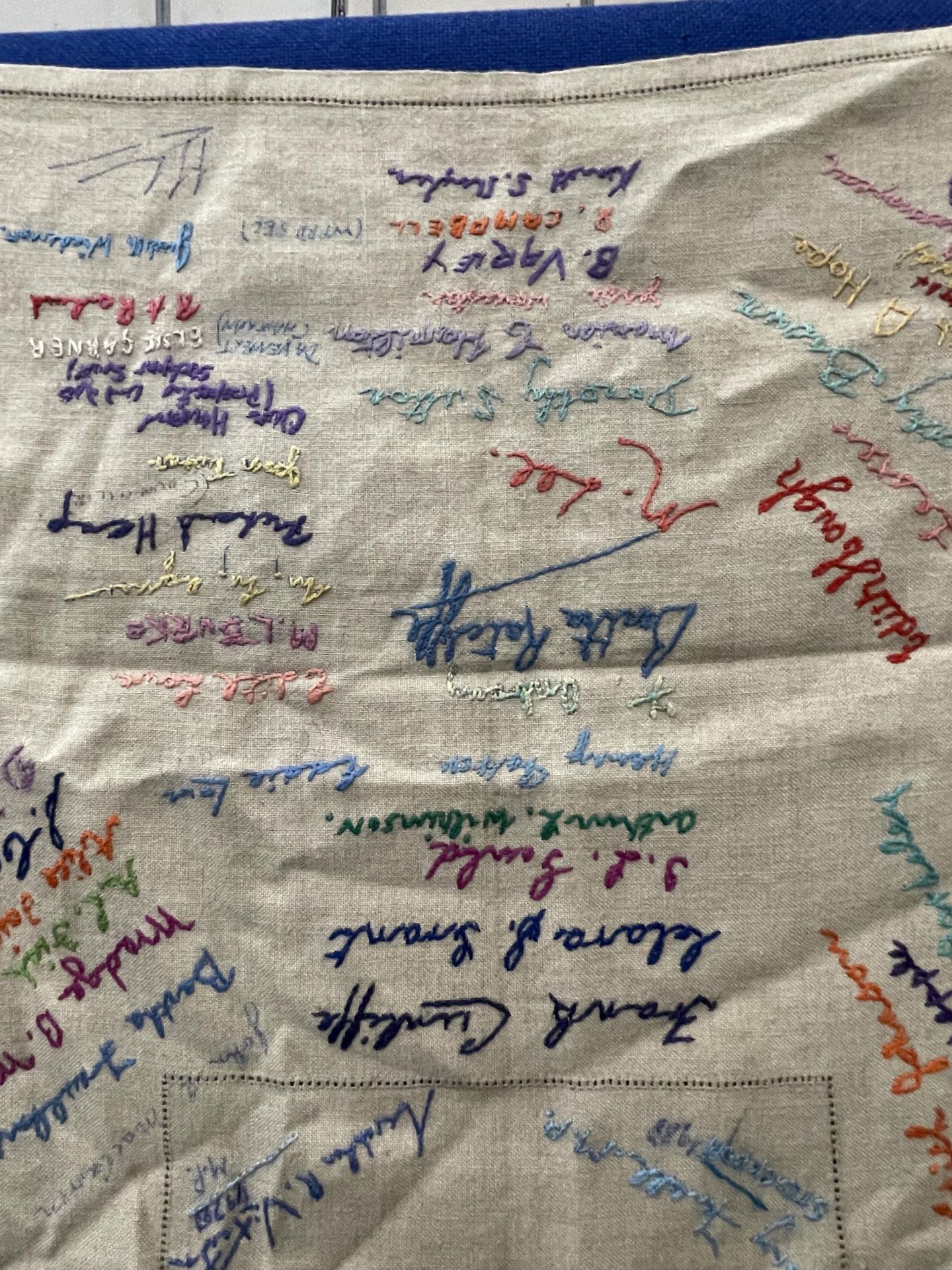 A LARGE VINTAGE CLOTH WITH SIGNATURES AND EMBROIDERED NAMES INCLUDING MARGARET THATCHER - Image 7 of 9