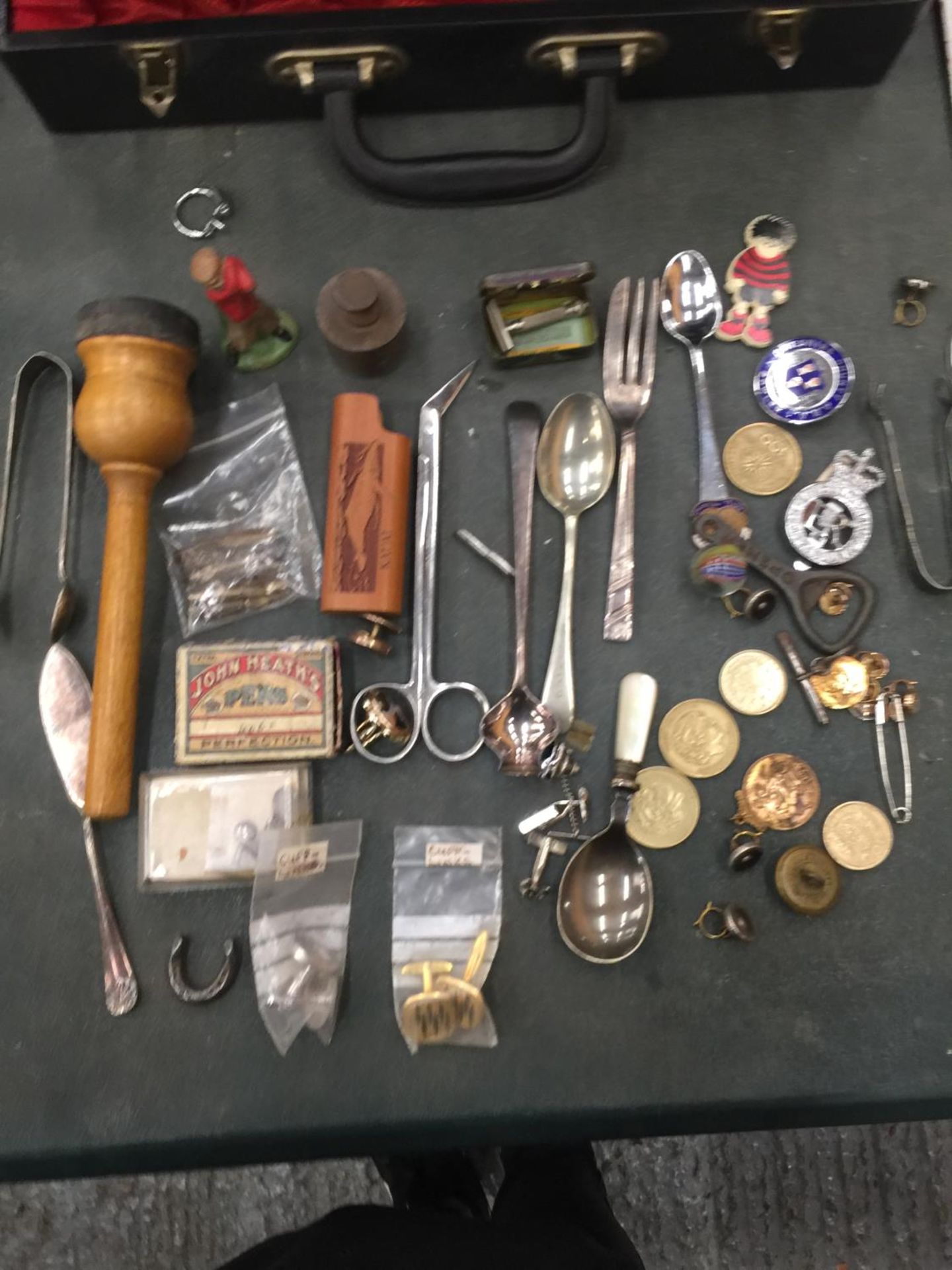 A MIXED LOT TO INCLUDE CUFFLINKS, SUGAR TONGS, COINS, FLATWARE, BADGES, ETC