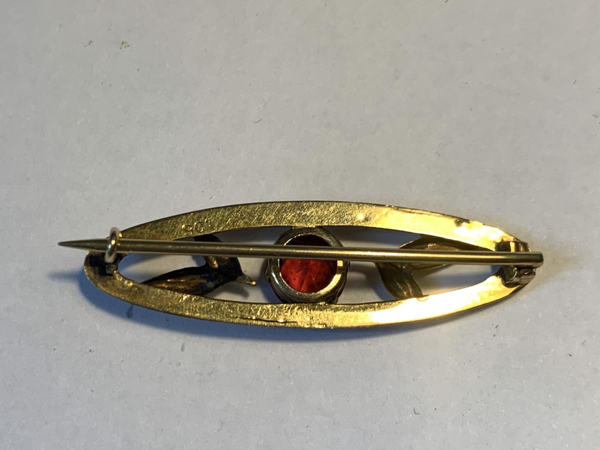 A 9 CARAT GOLD BROOCH WITH CENTRE RED STONE GROSS WEIGHT 2.64 GRAMS IN A PRESENTATION BOX - Image 2 of 4