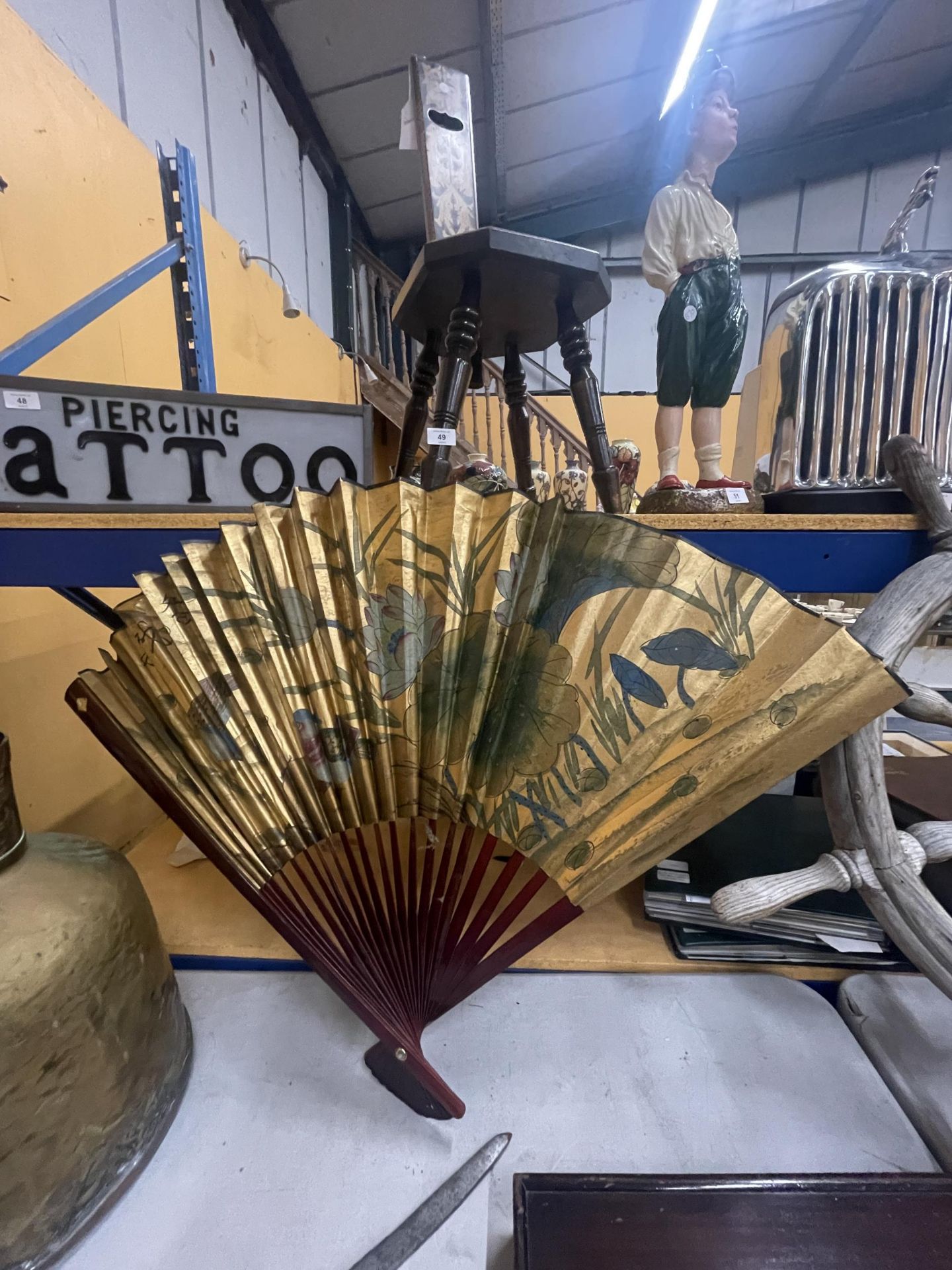 A VINTAGE ORIENTAL FAN WITH HAND PAINTED FLORAL GILT DESIGN