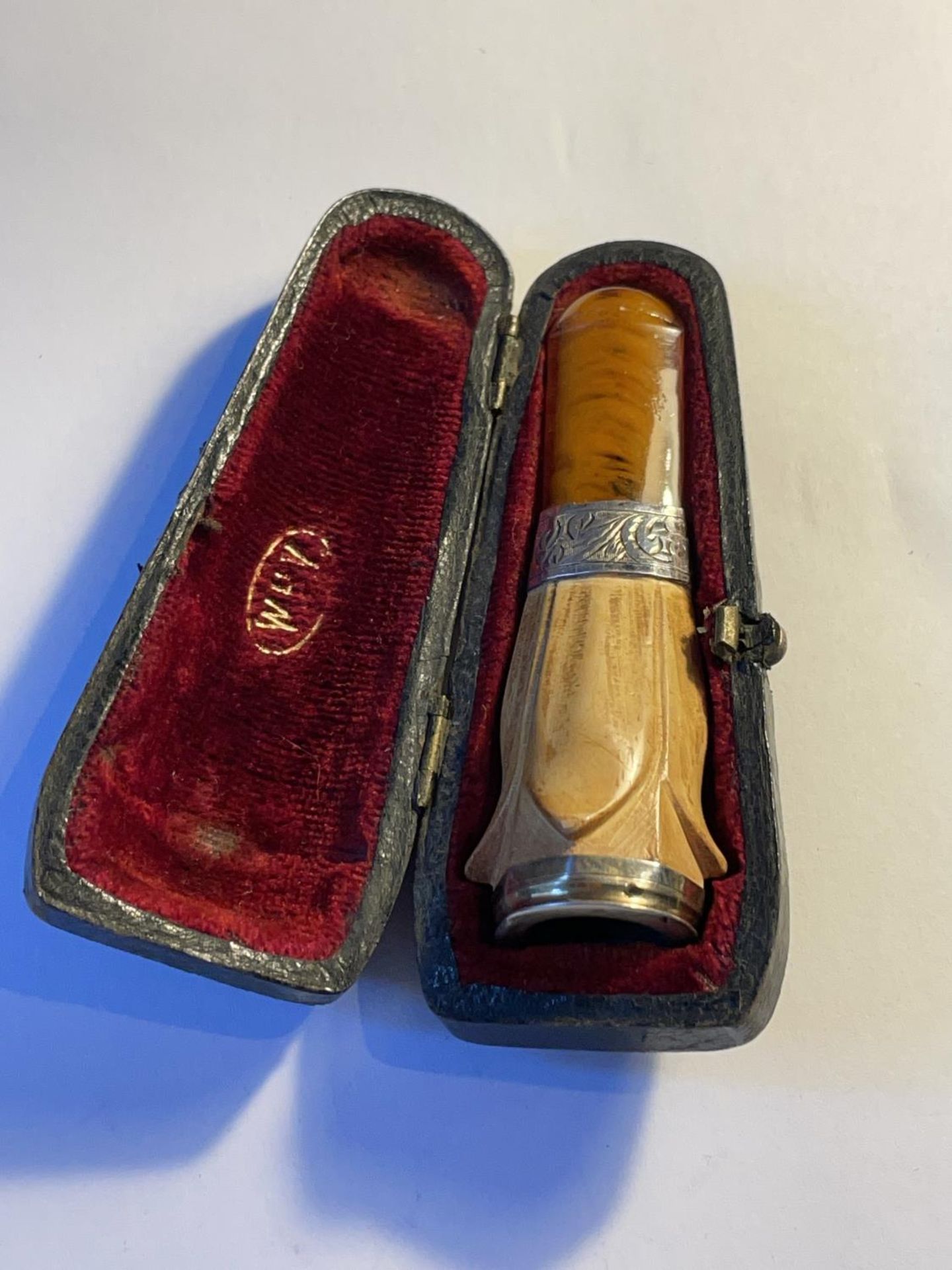 A SILVER AND AMBER CHEROOT HOLDER IN ORIGNAL PRESENTATION CASE