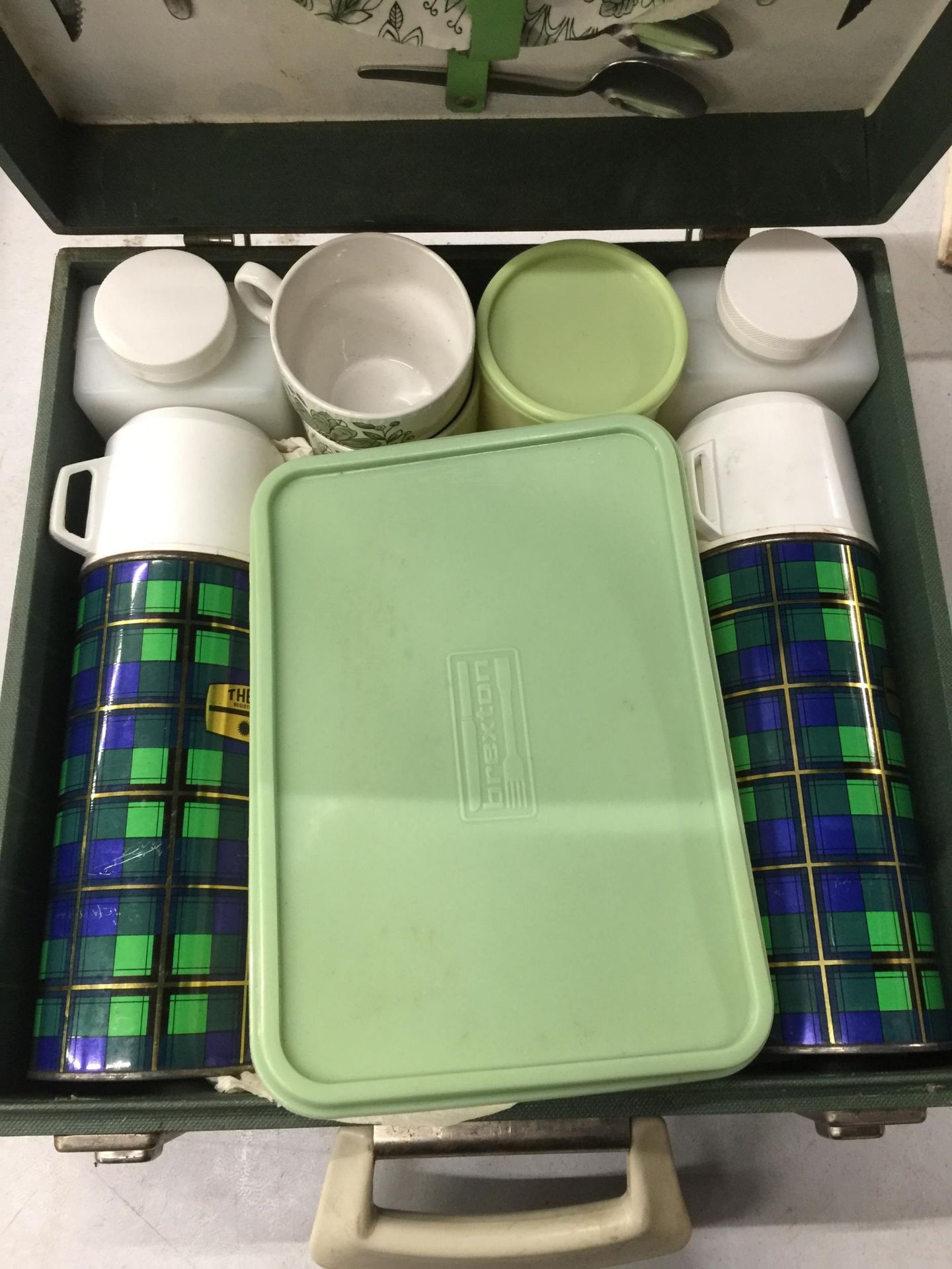 A VINTAGE BREXTON PICNIC SET - Image 3 of 3