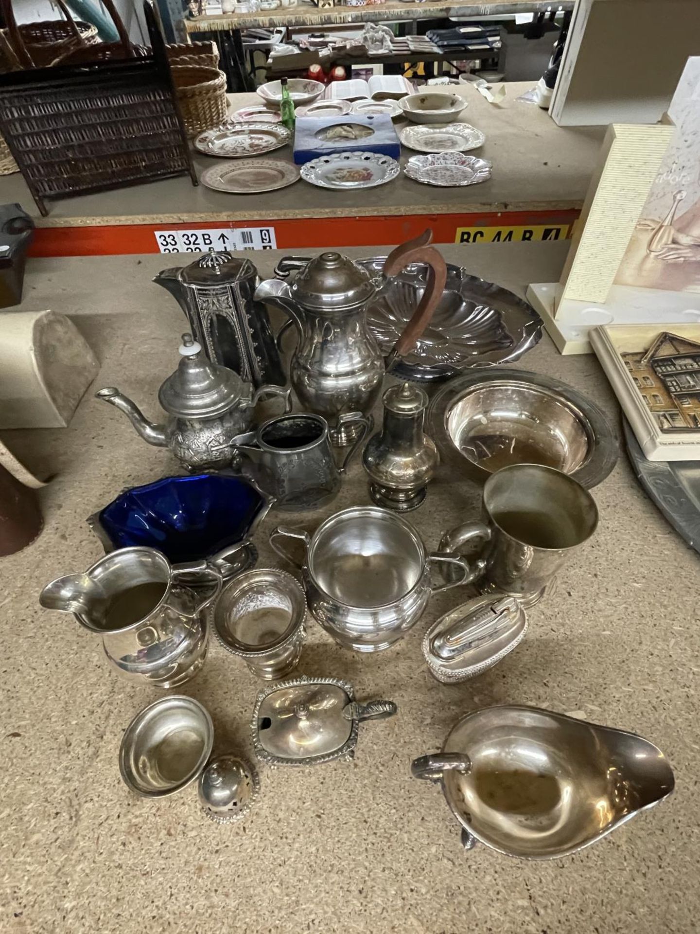 A COLLECTION OF SILVER PLATED ITEMS TO INCLUDE A COFFEE AND TEAPOT, JUGS, BOWLS, ETC - Image 2 of 2