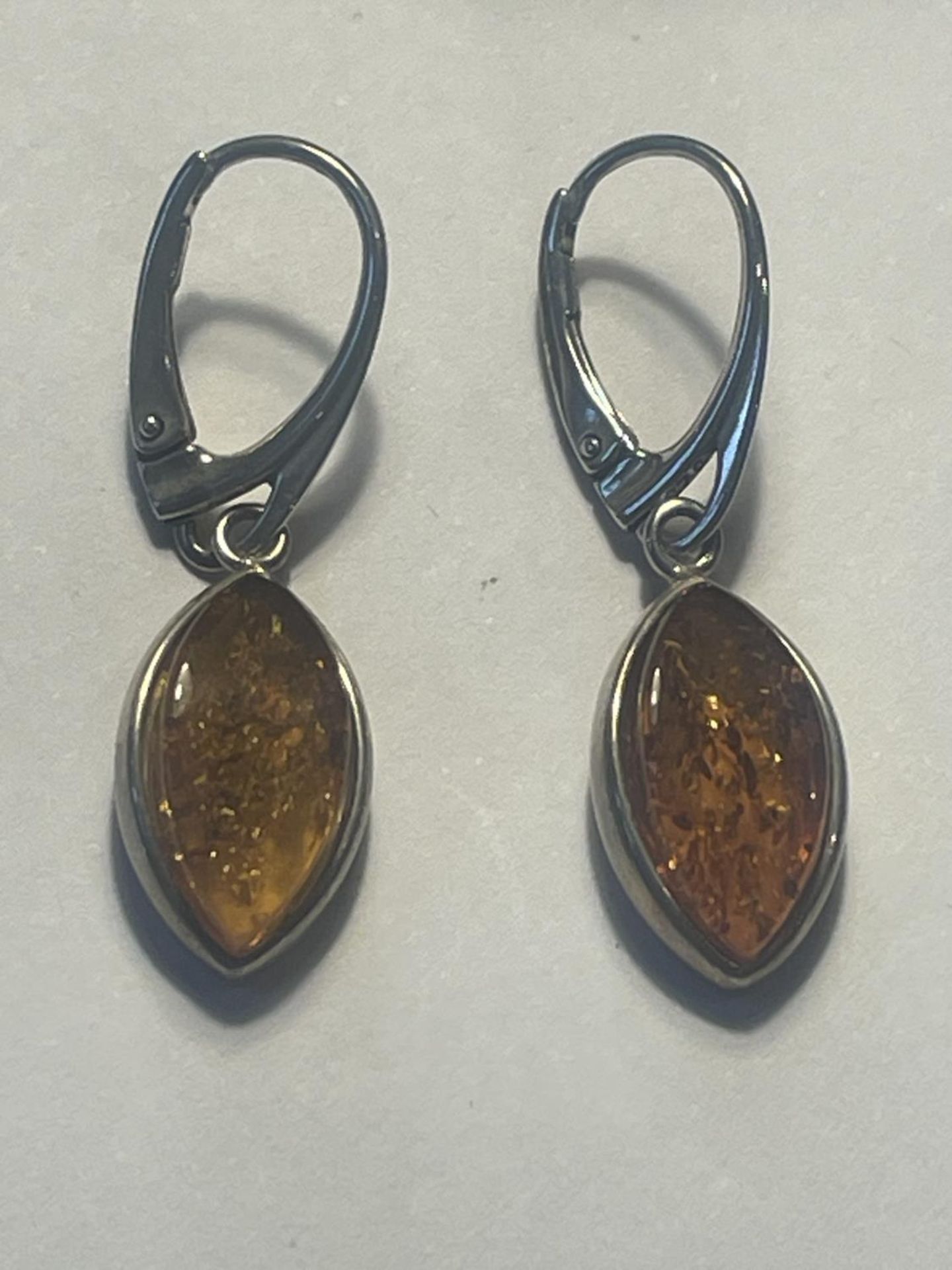 A PAIR OF SILVER AND AMBER DROP EARRINGS IN A PRESENTATION BOX - Image 3 of 3