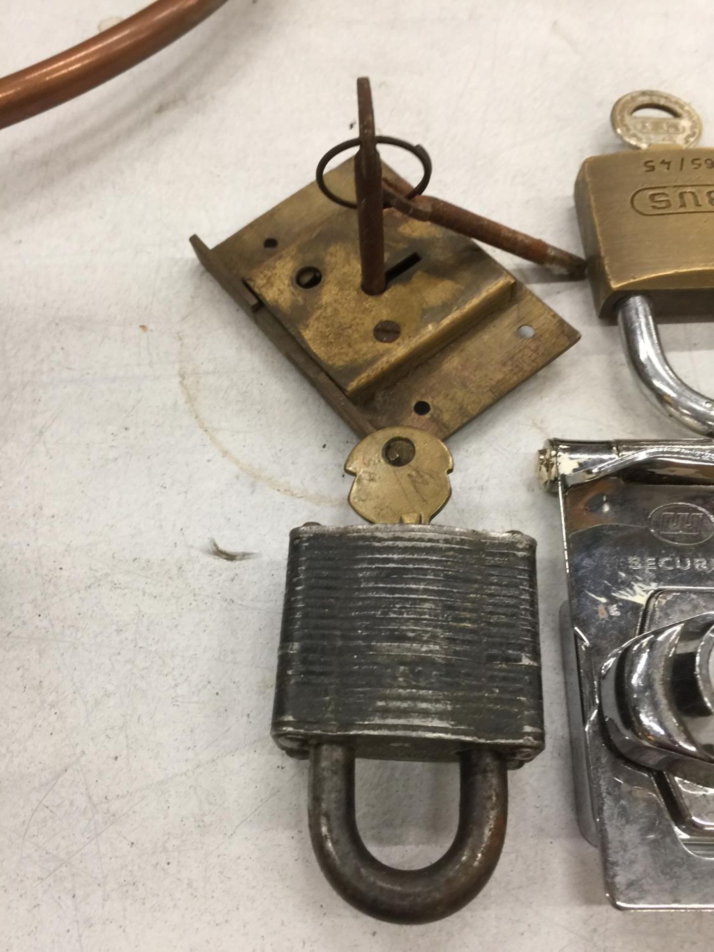 A QUANTITY OF OLD PADLOCKS WITH KEYS - Image 2 of 4