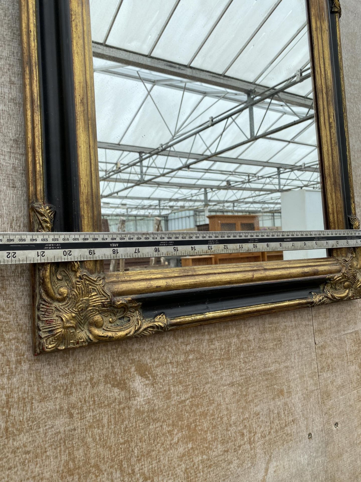 A DECORATIVE VINTAGE GILT FRAMED WALL MIRROR - Image 2 of 4