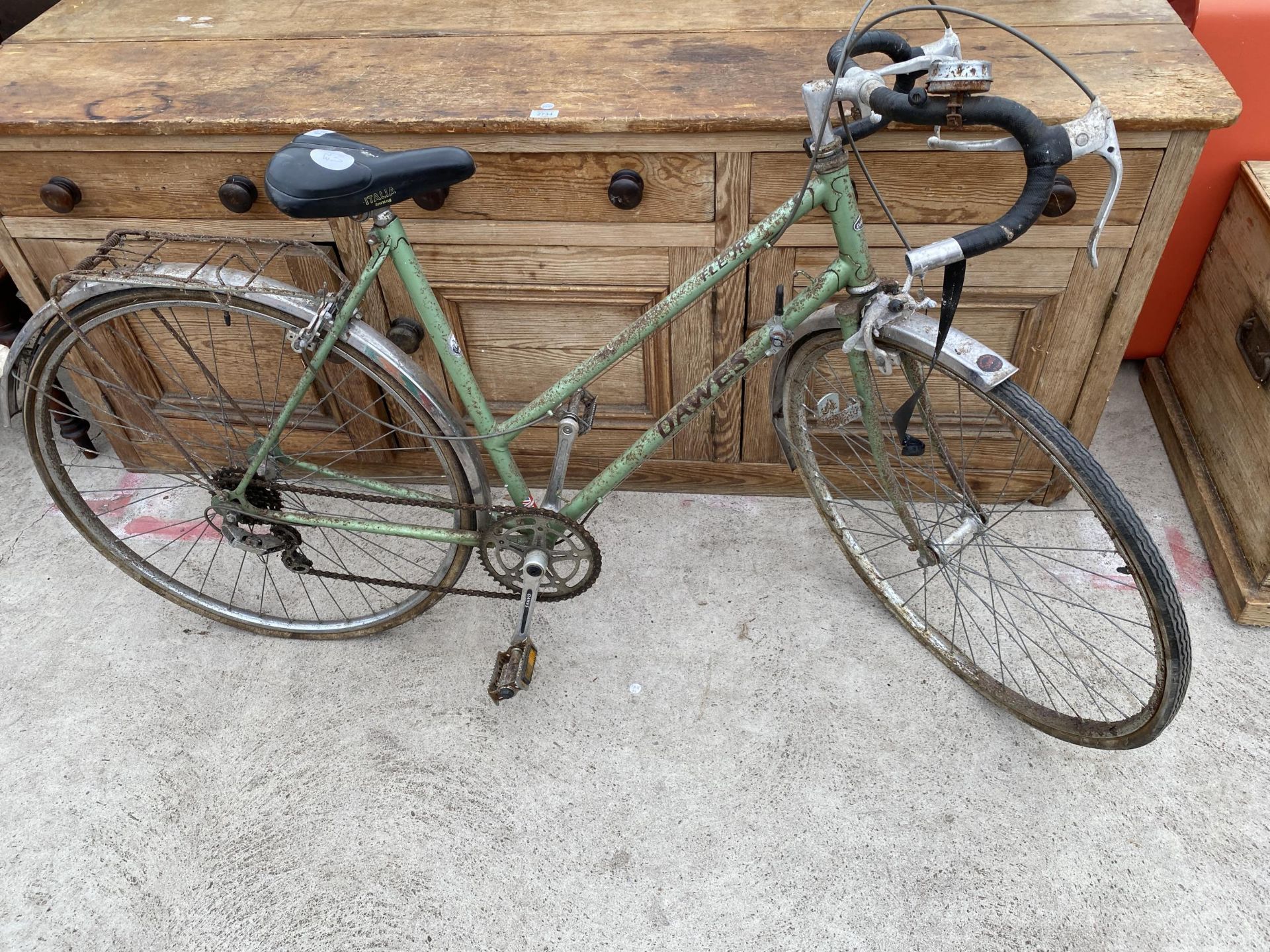 A VINTAGE GREEN DAWES LADIES RACING BIKE WITH 5 SPEED GEAR SYSTEM