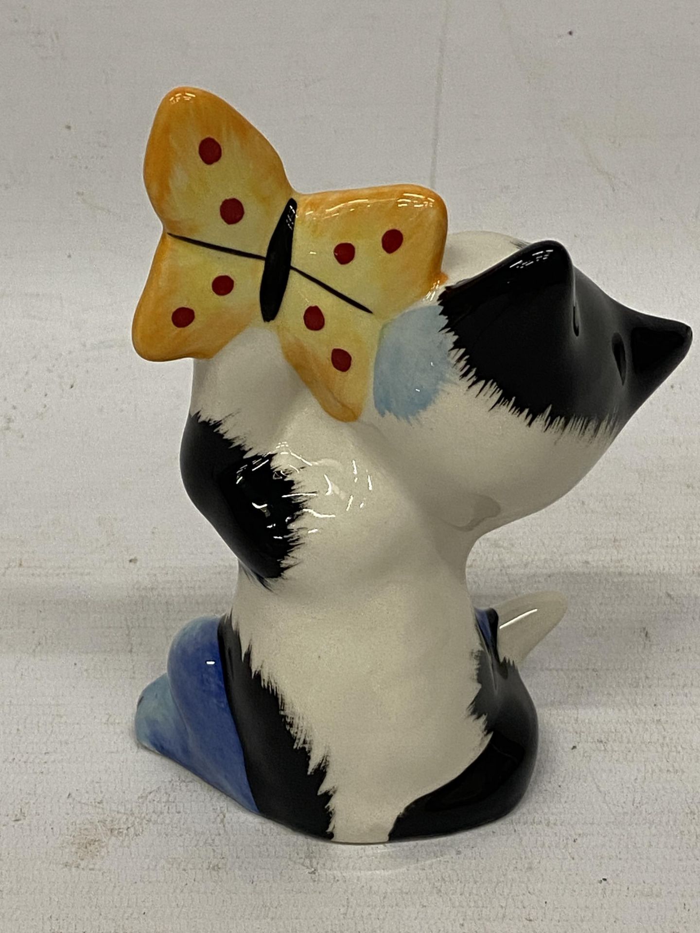 A LORNA BAILEY BUTTERFLY CAT FIGURE - Image 3 of 3