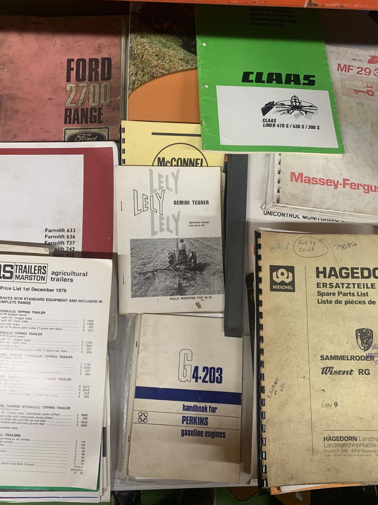 A COLLECTION OF VINTAGE MANUALS, TRACTORS ETC, FORD 2700 RANGE ETC - Bild 2 aus 2