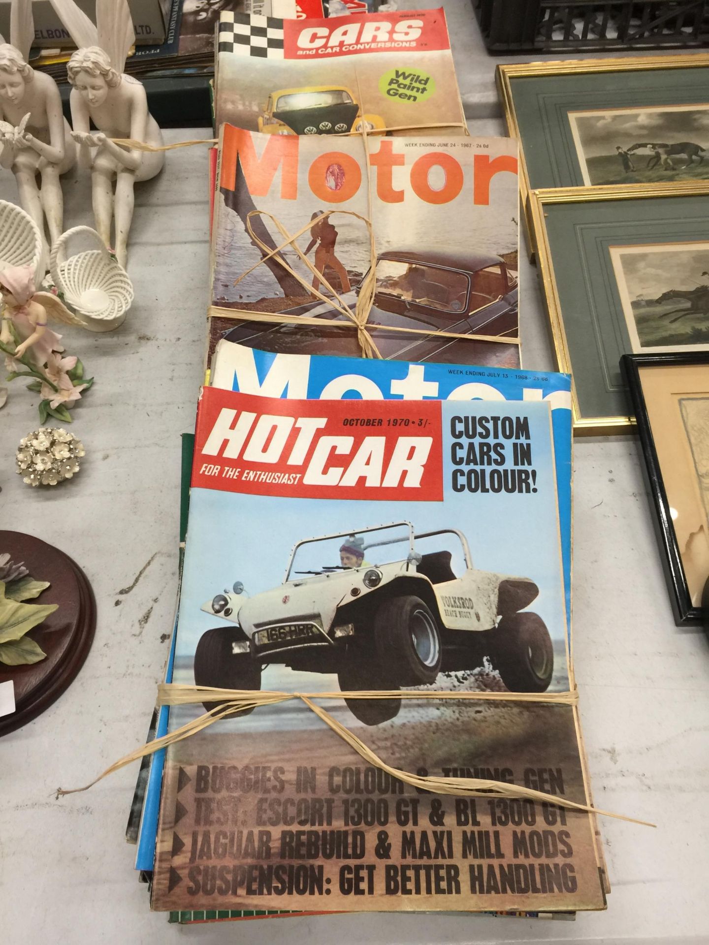 A COLLECTION OF VINTAGE 1960/1970S MOTOR & CAR MAGAZINES