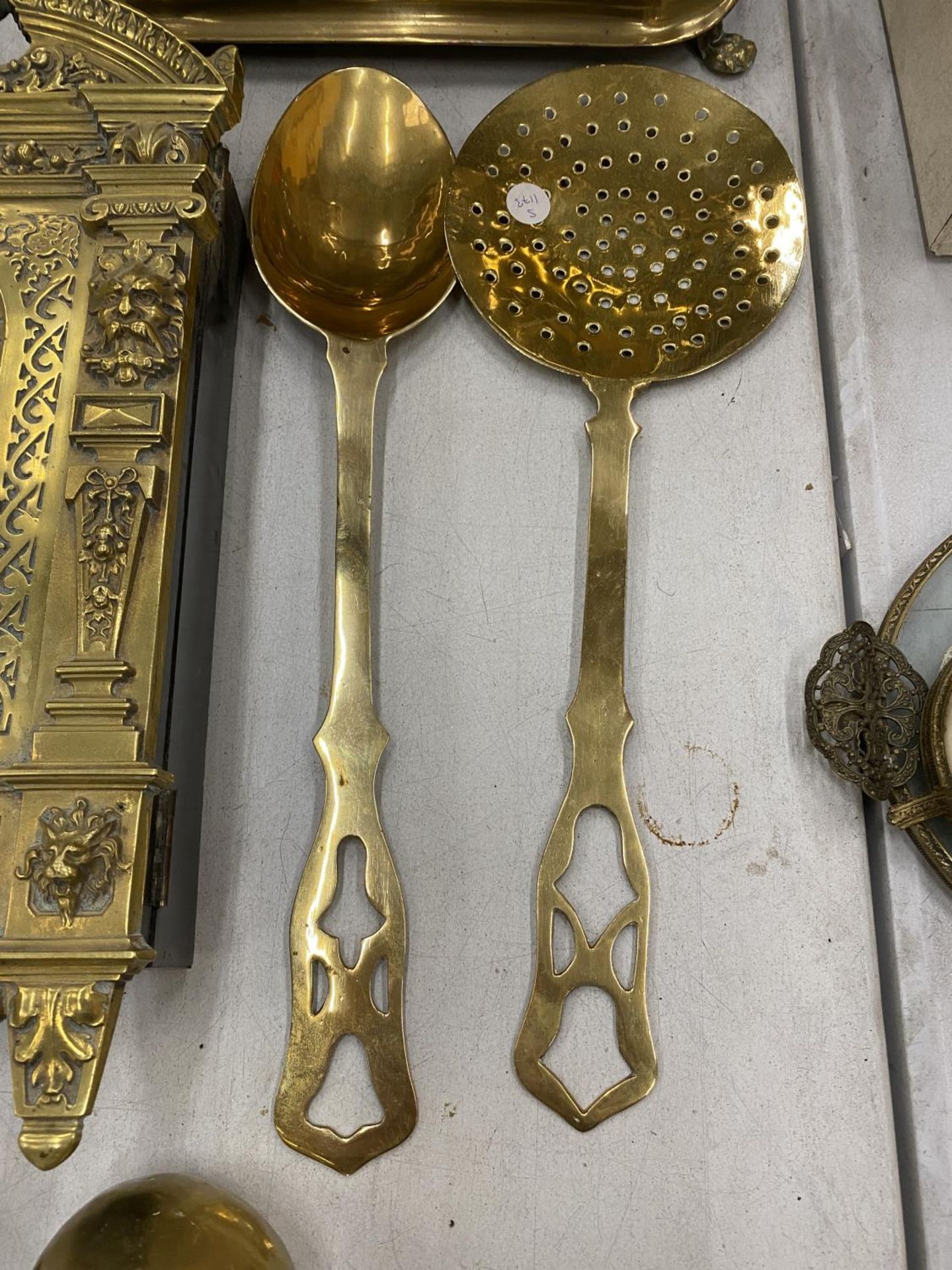 A QUANTITY OF BRASS ITEMS TO INCLUDE A KEY BOX, PLANTER, LARGE SPOON AND SIEVE, VASE, ETC - Bild 5 aus 6