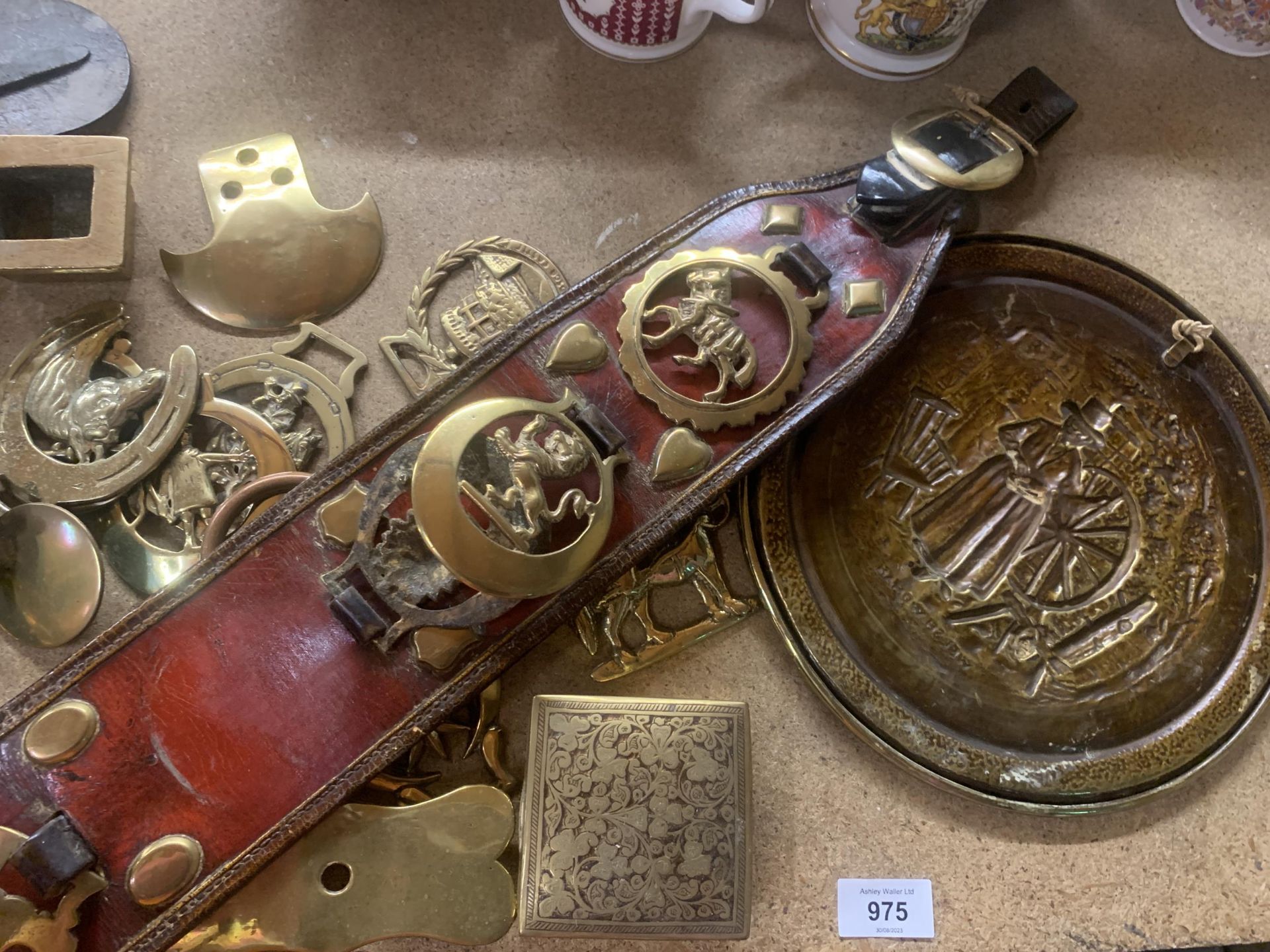 A GROUP OF VINTAGE BRASS ITEMS, HORSE BRASSES, BRASS INKSTAND, HORSE FIGURES ETC - Image 3 of 4