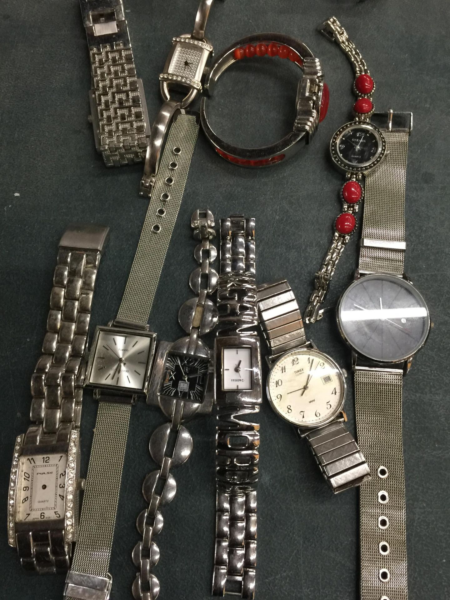 A COLLECTION OF STAINLESS STEEL WATCHES, TIMEX, PULSAR ETC - Image 3 of 3