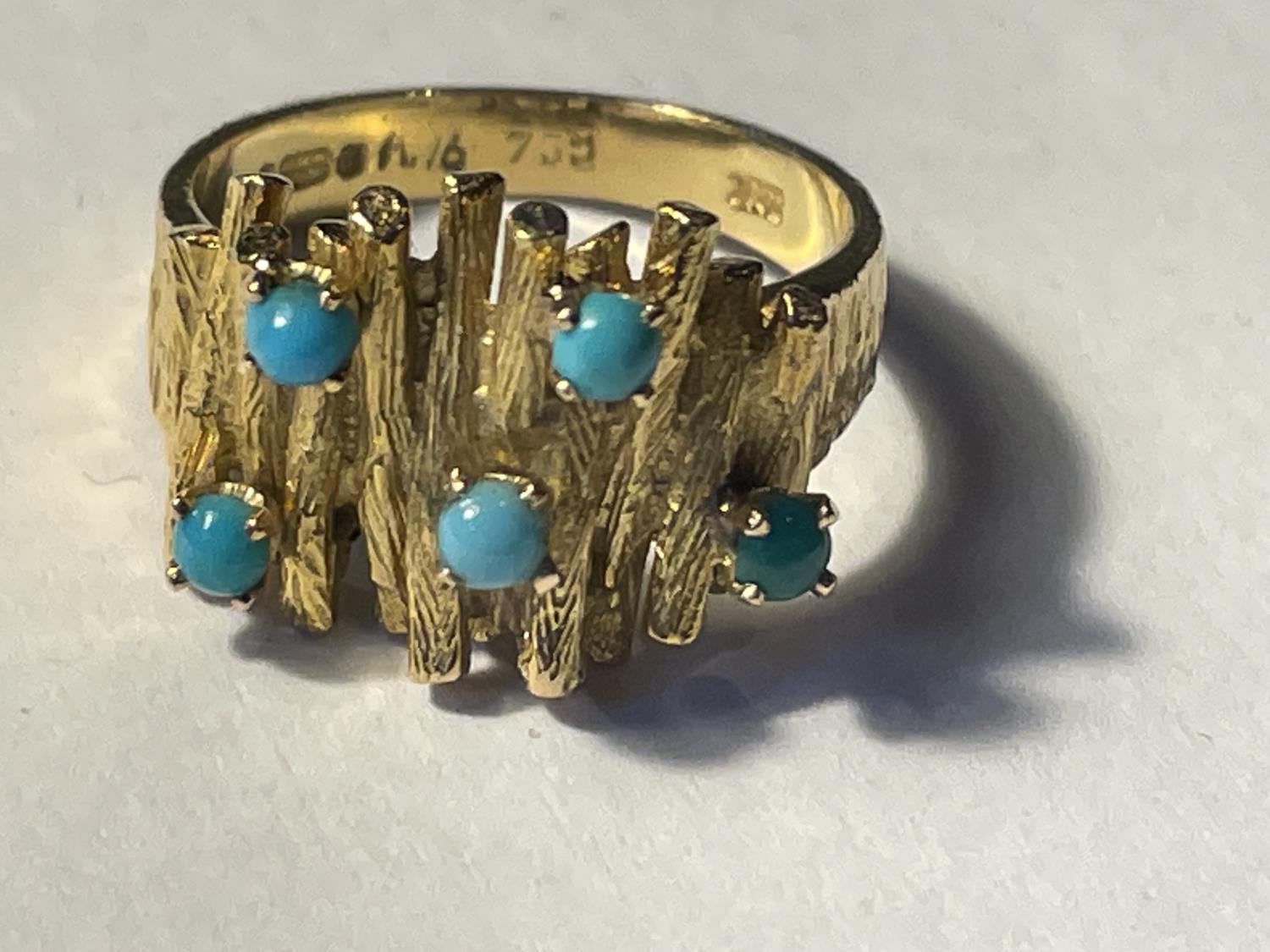 A 9CT YELLOW GOLD AND TURQUOISE STONE RING WITH BARK DESIGN SIZE L, WEIGHT 6.01 GRAMS