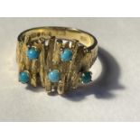 A 9CT YELLOW GOLD AND TURQUOISE STONE RING WITH BARK DESIGN SIZE L, WEIGHT 6.01 GRAMS