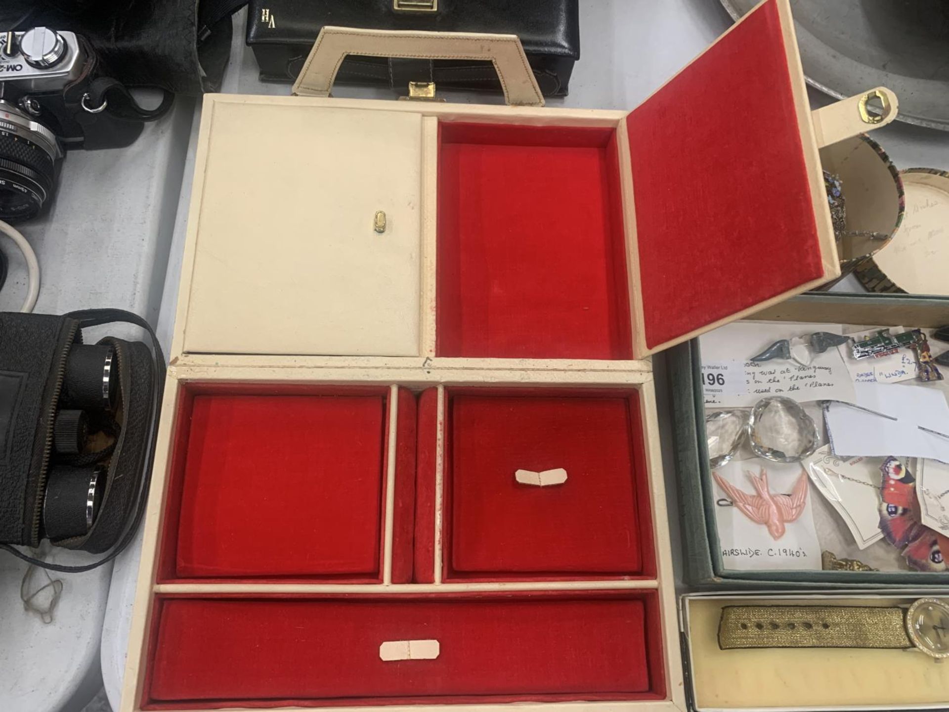 THREE VINTAGE LEATHER BOXES TO INCLUDE A VANITY TRAVELLING CASE, MANICURE SET AND A JEWELLERY BOX, - Image 2 of 3