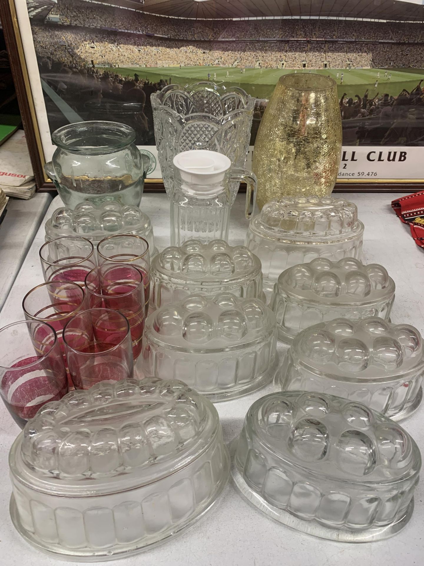 A GROUP OF VINTAGE GLASSWARE, JELLY MOULDS ETC - Bild 2 aus 2