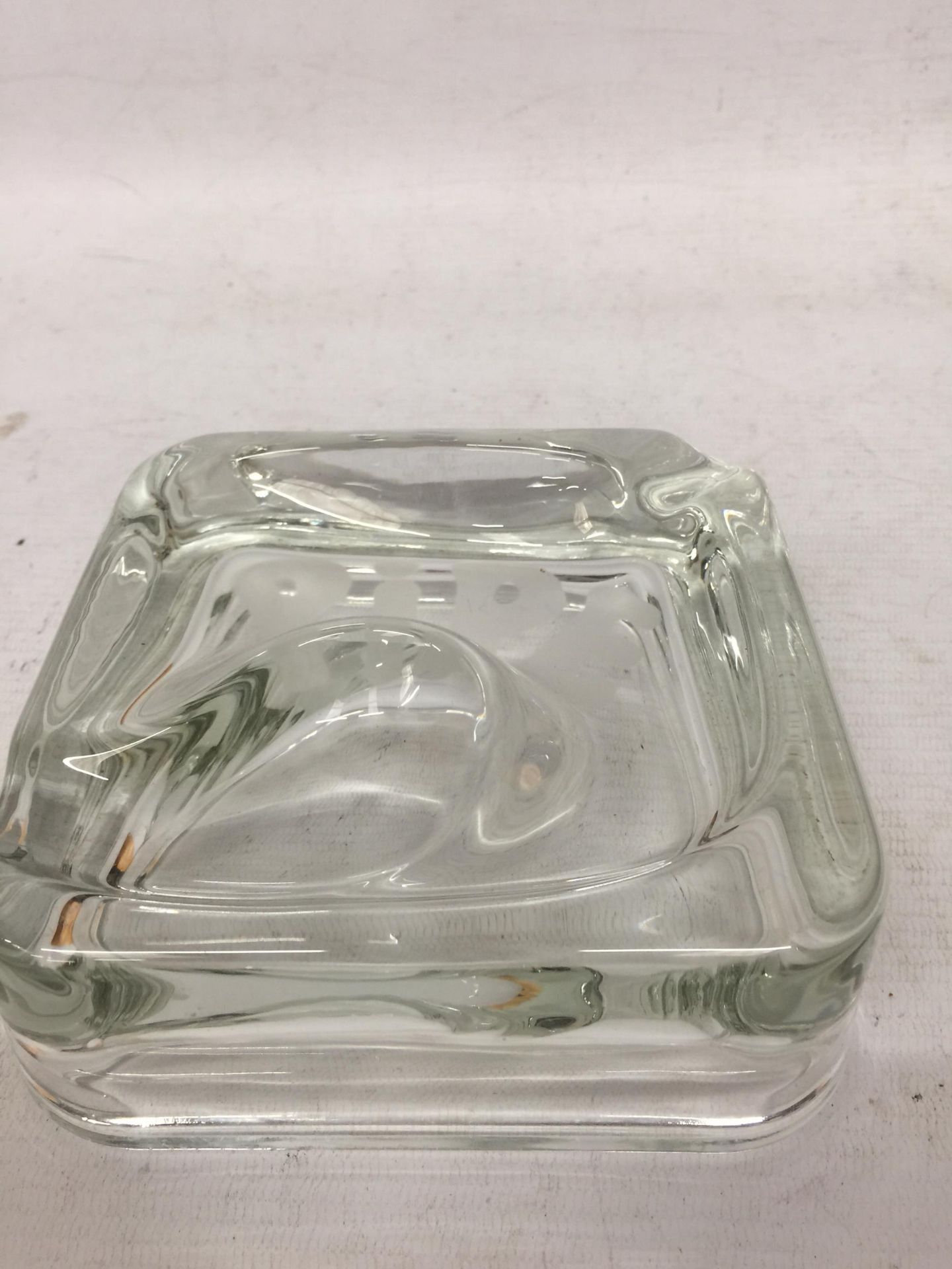 A GLASS PIPE REST AND ASHTRAY - Image 3 of 3