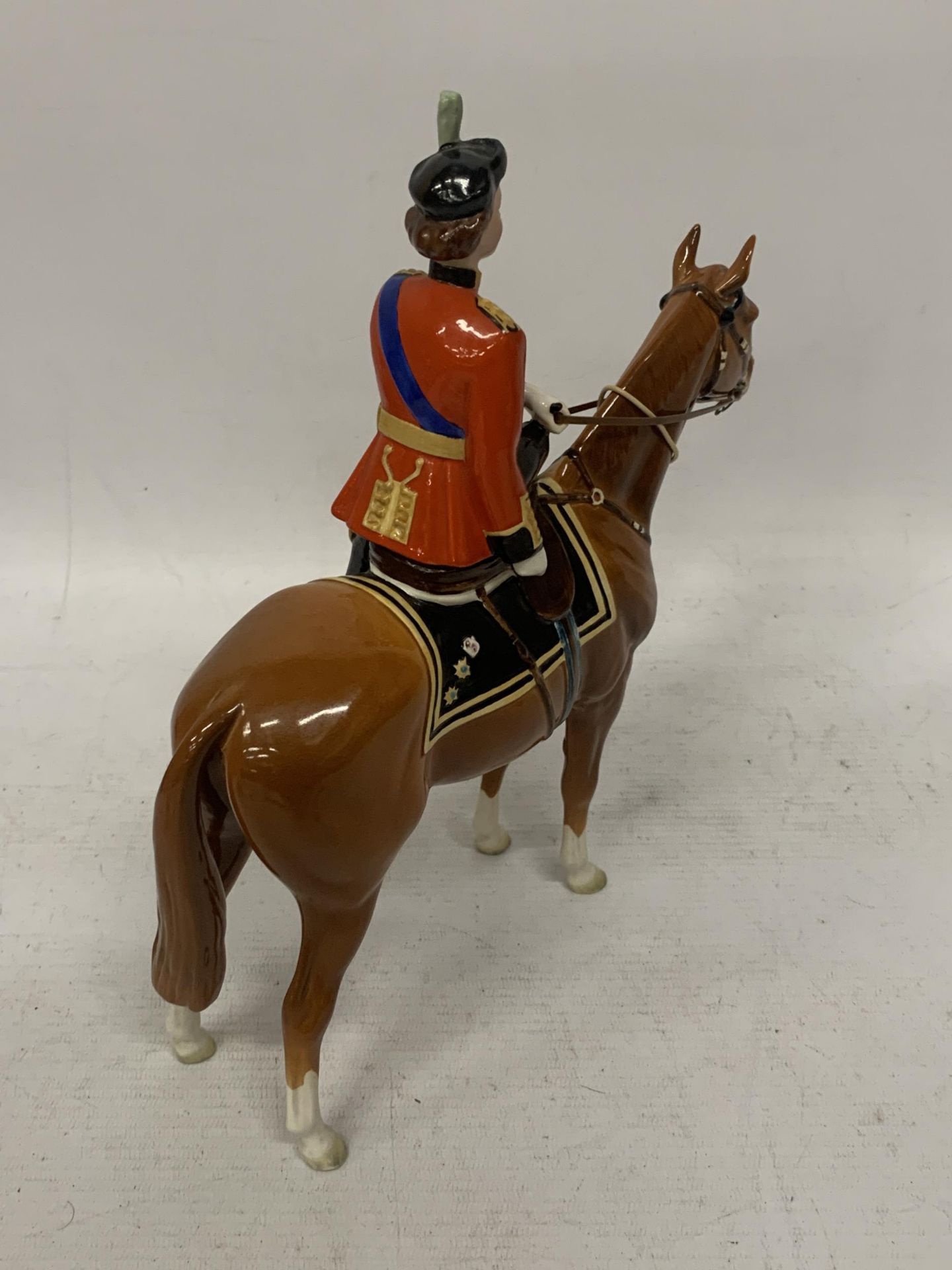 A BESWICK QUEEN ELIZABETH II ON IMPERIAL TROOPING THE COLOUR 1957 NO.1546 - Image 2 of 3