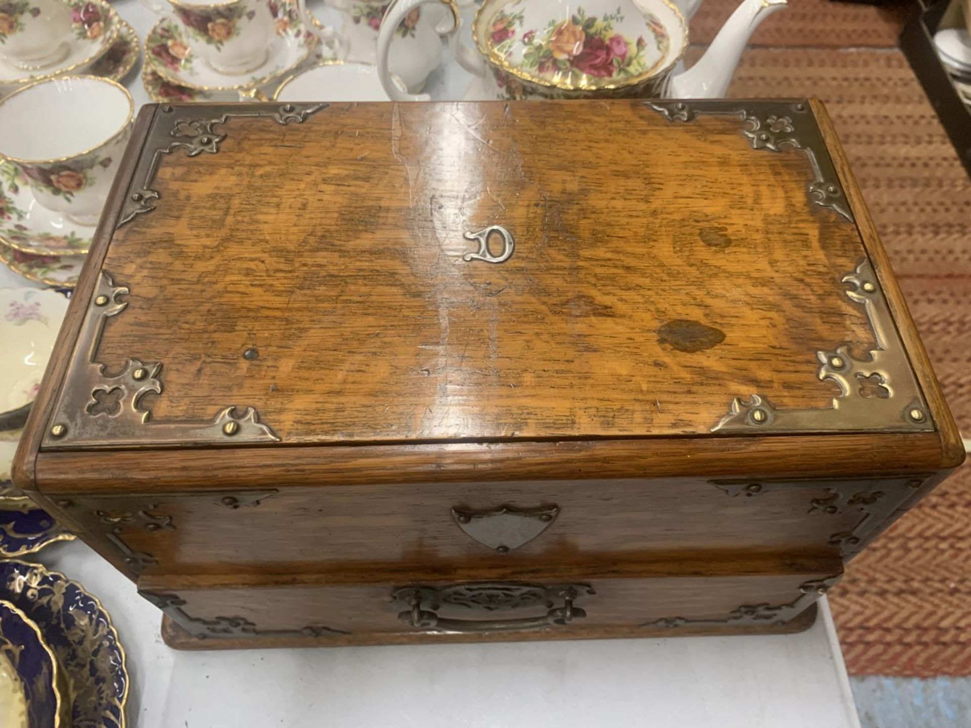 A VICTORIAN GOTHIC OAK SMOKERS CHEST WITH METAL BANDING AND SIDE HANDLES - Image 3 of 4