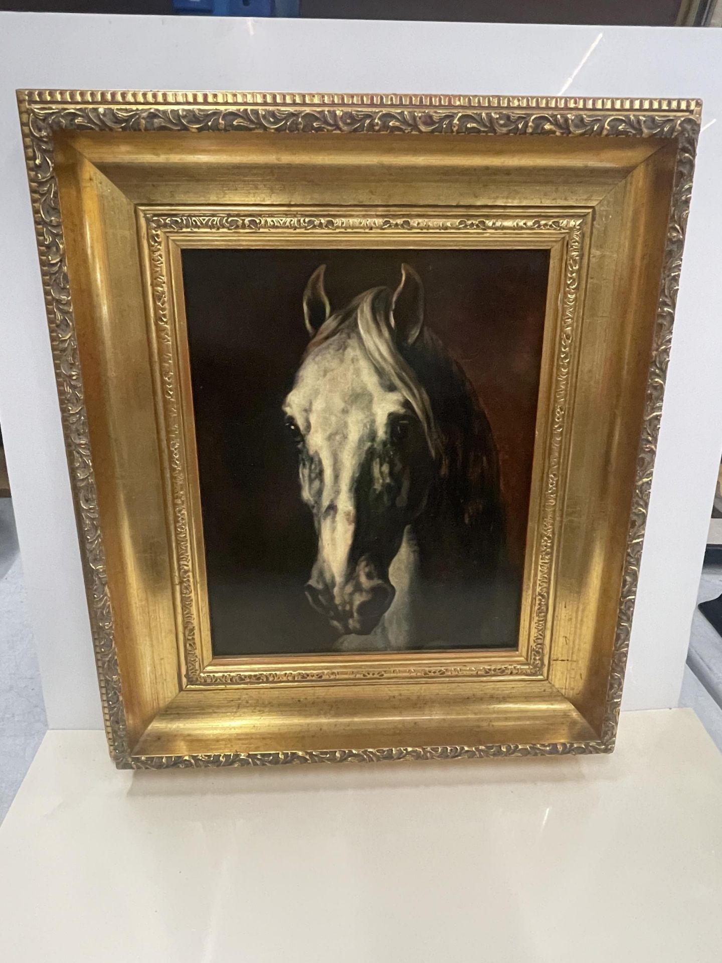 A GILT FRAMED PRINT OF A HORSE