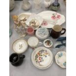 A QUANTITY OF CERAMIC ITEMS TO INCLUDE TRINKET DISHES, VASES, JUGS, TRINKET BOXES, ETC