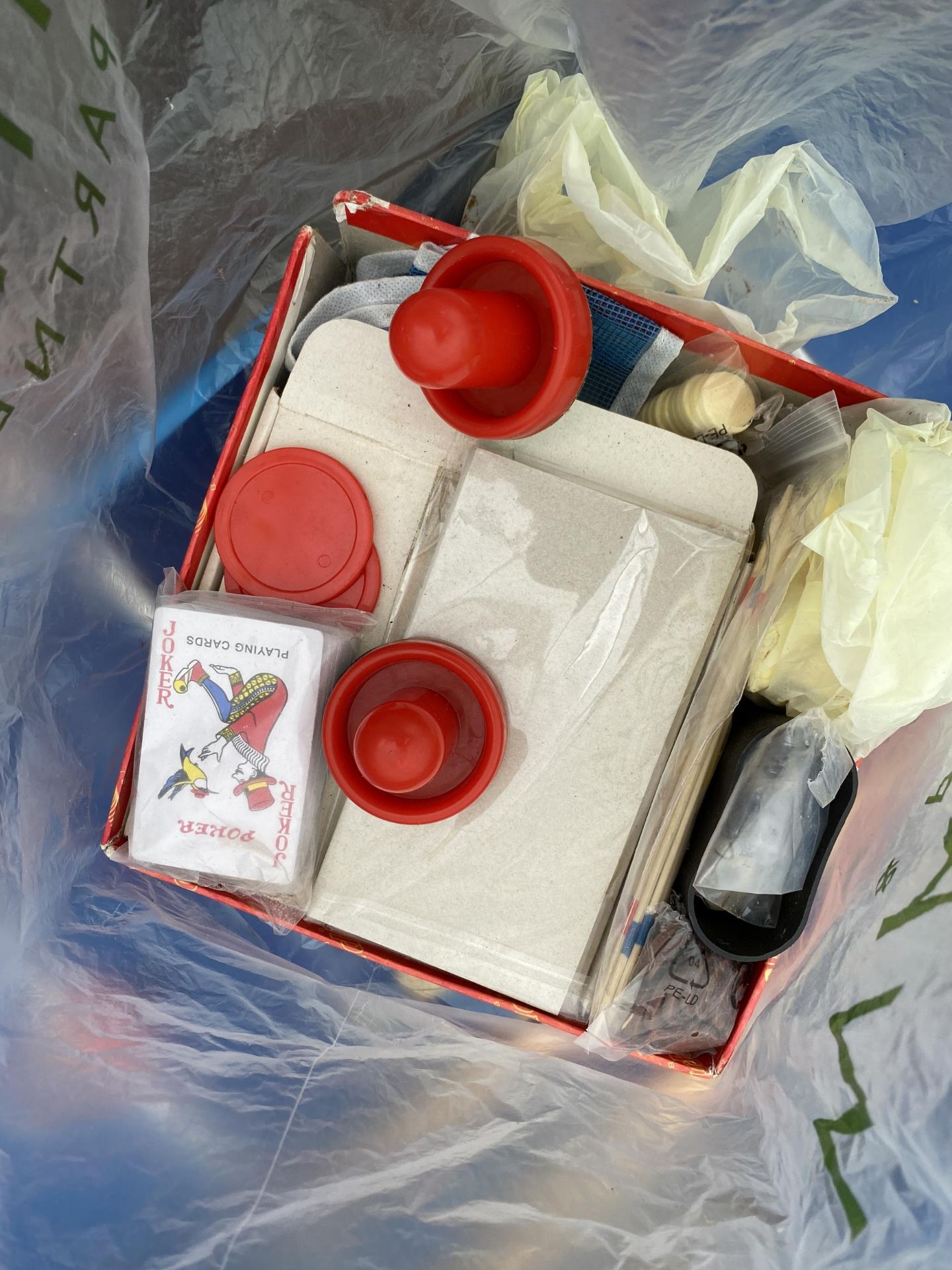 A CHILDS MULTIGAMES TABLE WITH ACCESORIES - Image 6 of 7