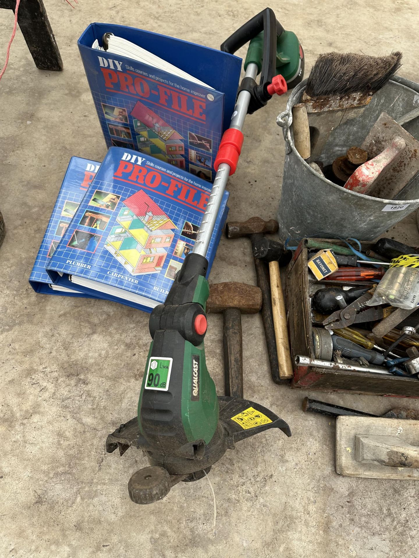AN ASSORTMENT OF ITEMS TO INCLUDE HAND TOOLS AND TWO GALVANISED BUCKETS ETC - Bild 4 aus 4