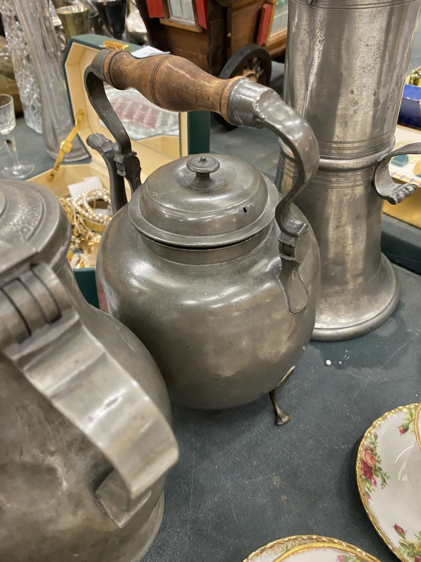 A QUANTITY OF VINTAGE PEWTER TO INCLUDE AN ARTS AND CRAFTS STYLE LARGE JUG, TEAPOT, TANKARD, ETC - 5 - Image 4 of 6