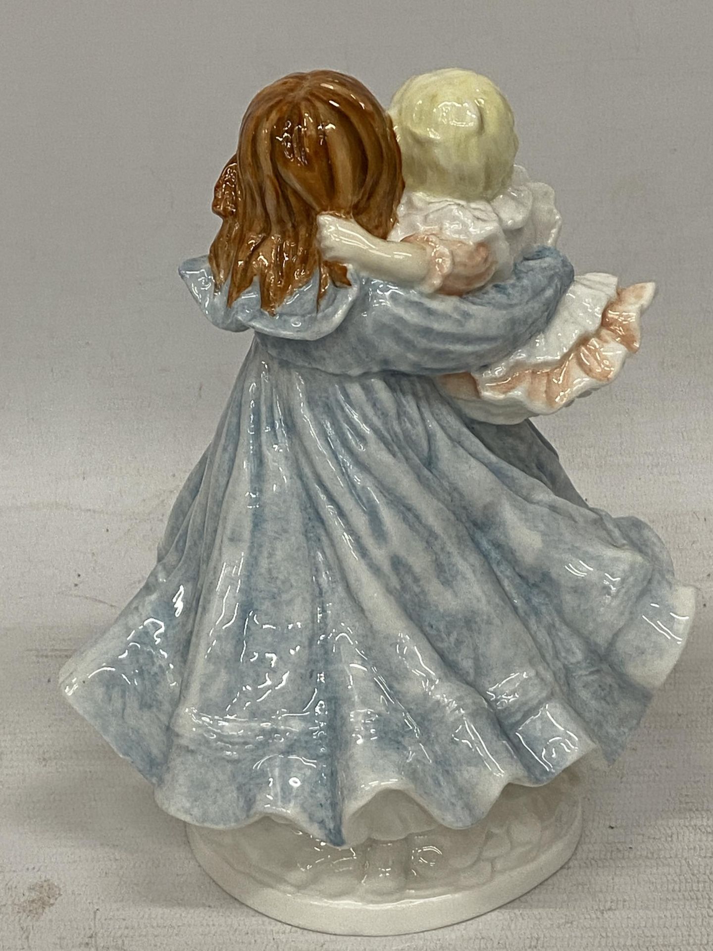 A ROYAL WORCESTER LIMITED EDITION 'LOVE' FIGURE - Image 3 of 4