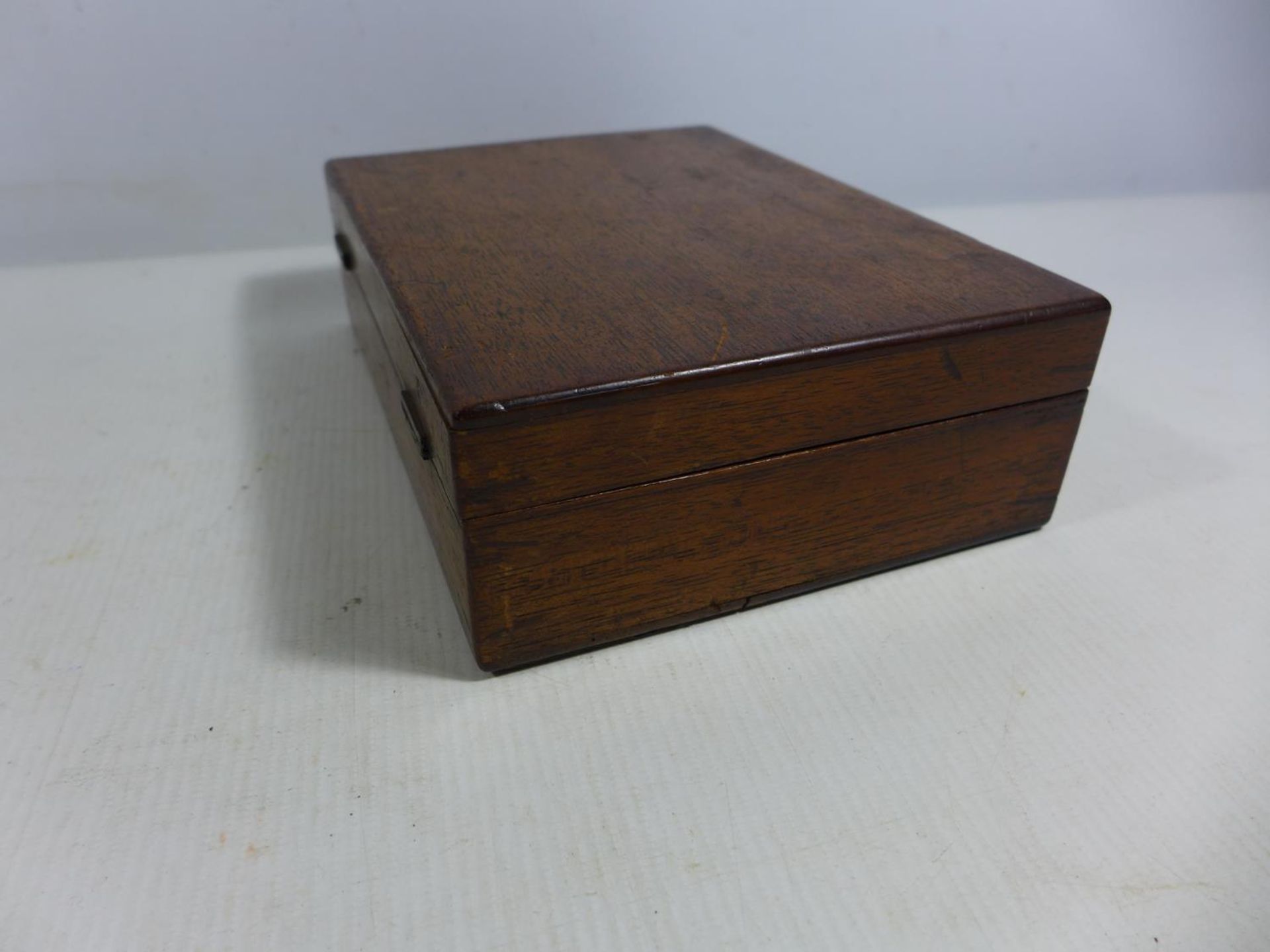 A MAHOGANY BOX FITTED OUT TO TAKE A PISTOL, SIZE OF BOX WIDTH 19.5CM, DEPTH 14CM AND HEIGHT 6CM - Image 3 of 5