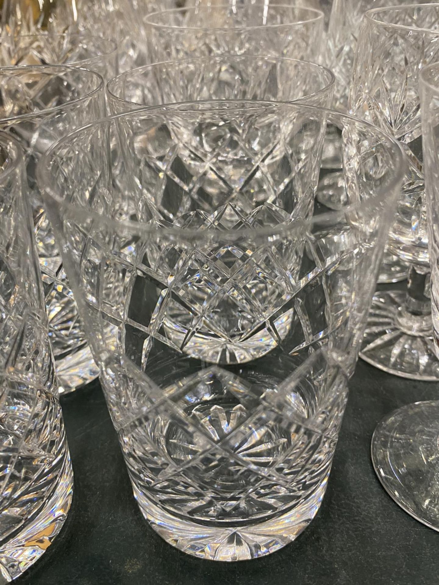 A QUANTITY OF CRYSTAL GLASSES TO INCLUDE DECANTERS, BRANDY, SHERRY, TUMBLERS, ETC - Bild 4 aus 4