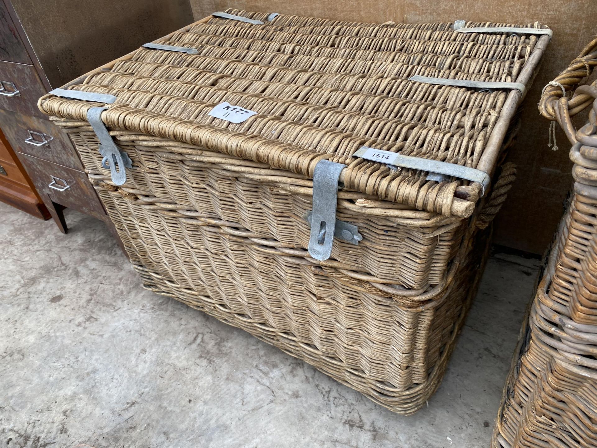 A LARGE WICKER LOG BASKET WITH HINGED LID AND METAL BANDING - Bild 2 aus 6