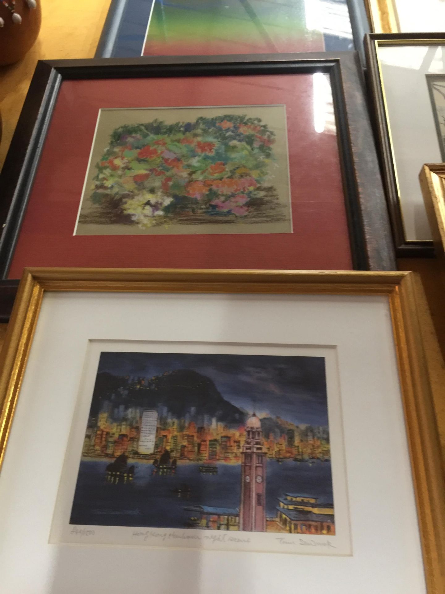A COLLECTION OF FRAMED PRINTS TO INCLUDE PENCIL SIGNED LONDON EXAMPLE - Image 2 of 4