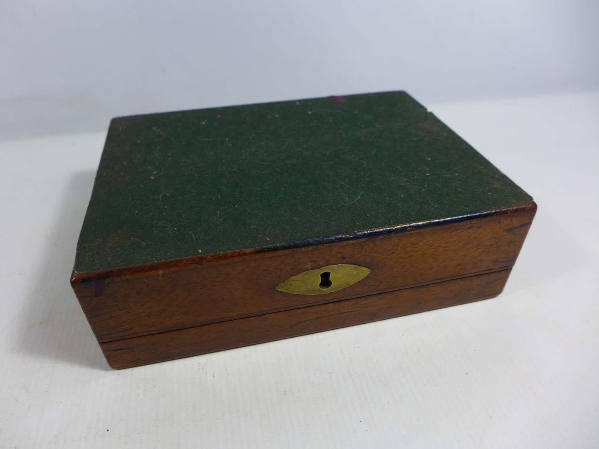 A MAHOGANY BOX FITTED OUT TO TAKE A PISTOL, SIZE OF BOX WIDTH 19.5CM, DEPTH 14CM AND HEIGHT 6CM - Image 5 of 5