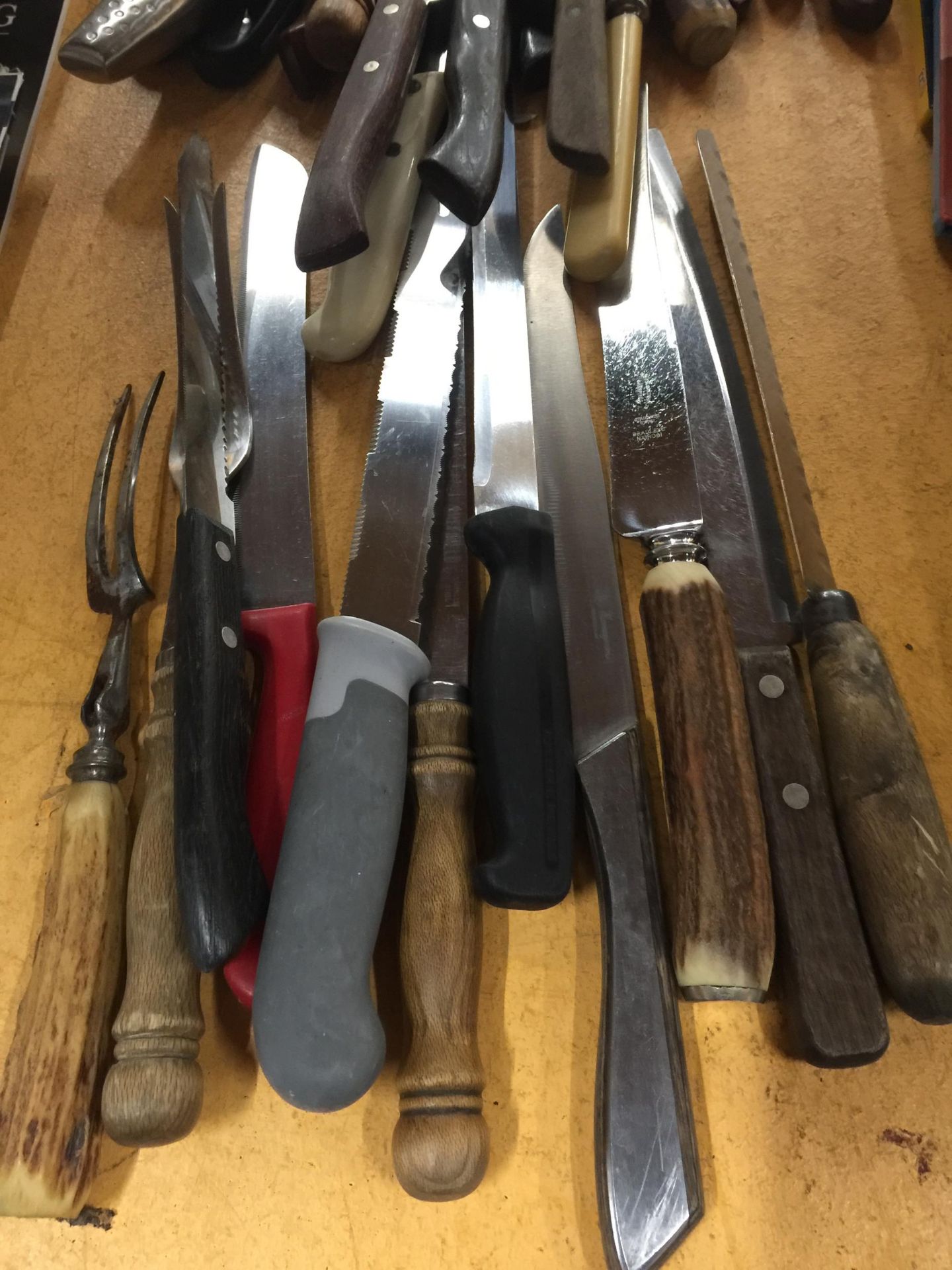 A MIXED LOT OF VINTAGE CARVING KNIVES ETC - Image 3 of 3