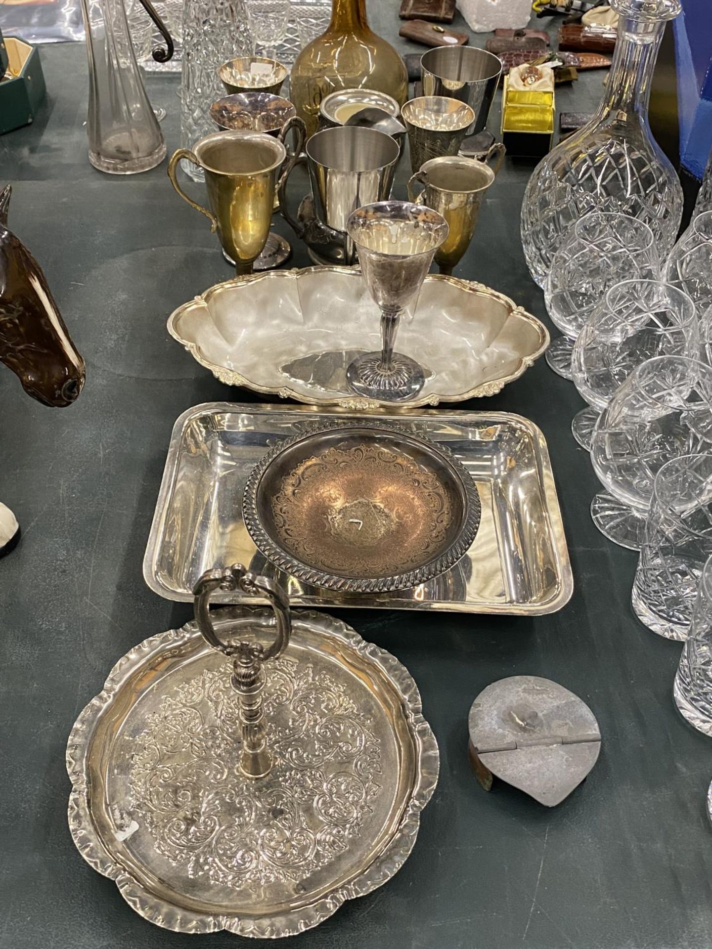 A QUANTITY OF SILVER PLATED ITEMS TO INCLUDE GOBLETS, TRAYS, BOWLS, ETC