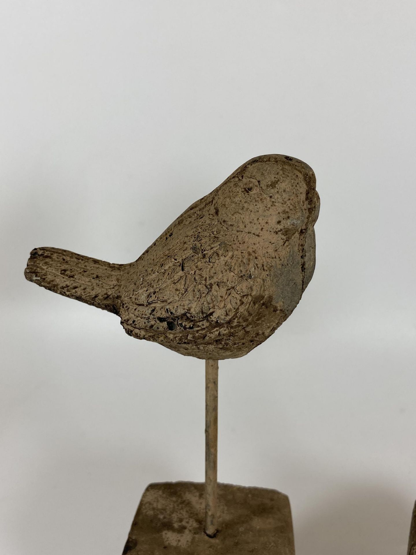 A PAIR OF DECORATIVE STONE BIRD FIGURES ON PLINTH BASES, HEIGHT 24CM - Image 2 of 3