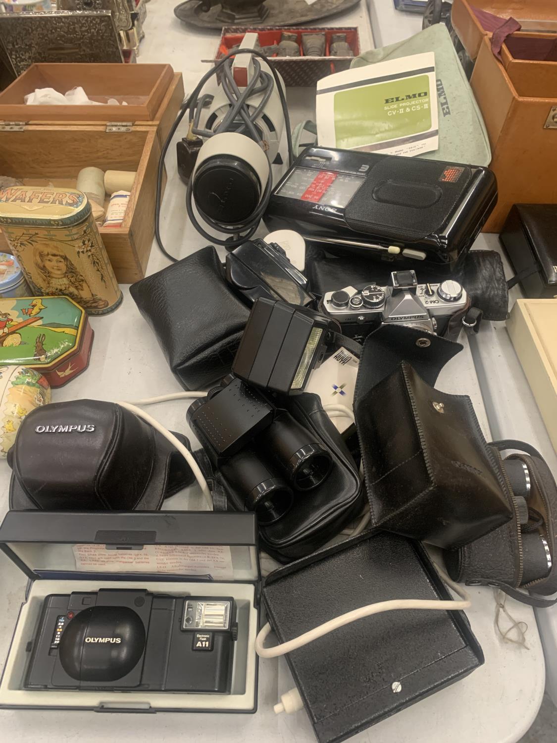 A QUANTITY OF VINTAGE CAMERAS TO INCLUDE AN OLYMPUS OM-2 AND OLYMPUS ELECTRONIC FLASH A11,