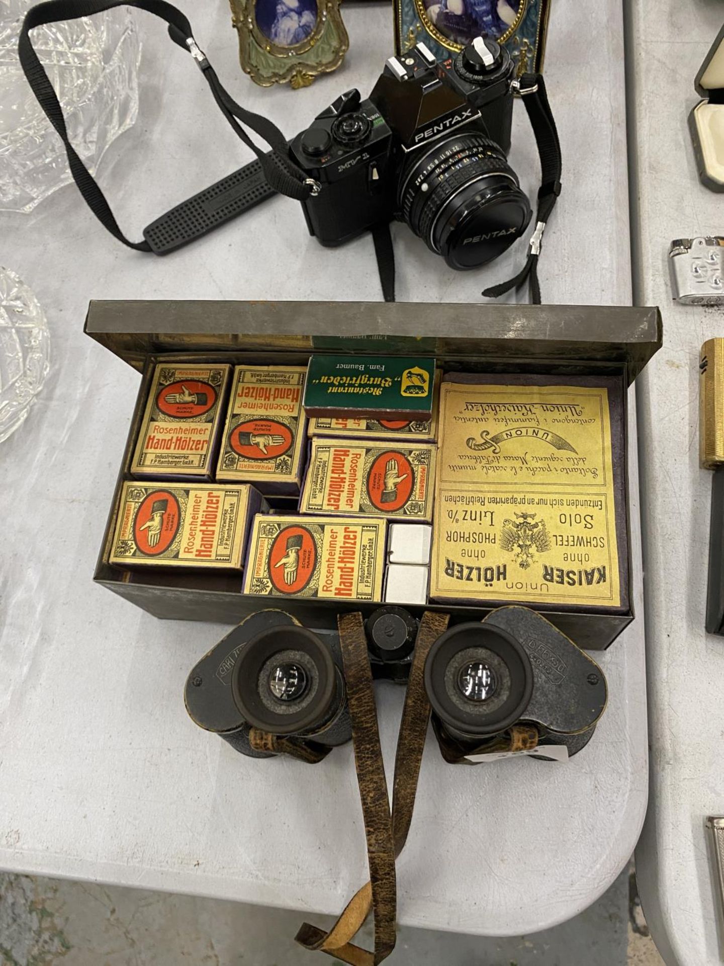 A VINTAGE PENTAX MV1 CAMERA, A PAIR OF CARL ZEISS BINOCULARS AND A QUANTITY OF MATCH BOXES IN A TIN