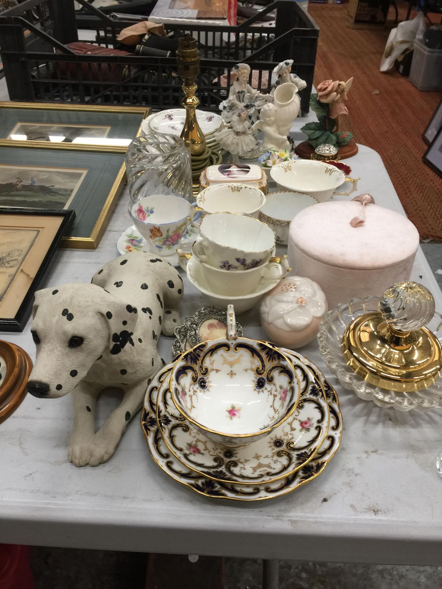 A MIXED GROUP OF CERAMICS TO INCLUDE DALMATION FIGURE, CONTINENTAL FIGURES, DRESDEN LACE LADY ETC