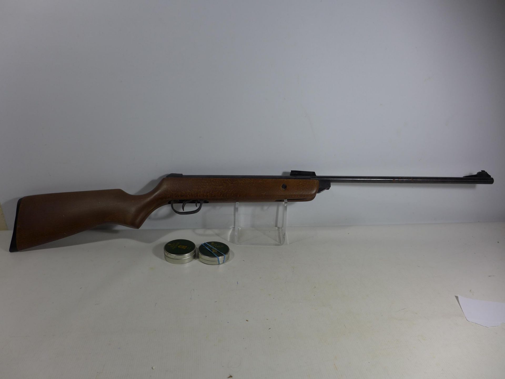 A BSA METEOR .22 CALIBRE AIR RIFLE, 47CM BARREL, SERIAL NUMBER WE16444, LENGTH 106CM, TWO TINS OF