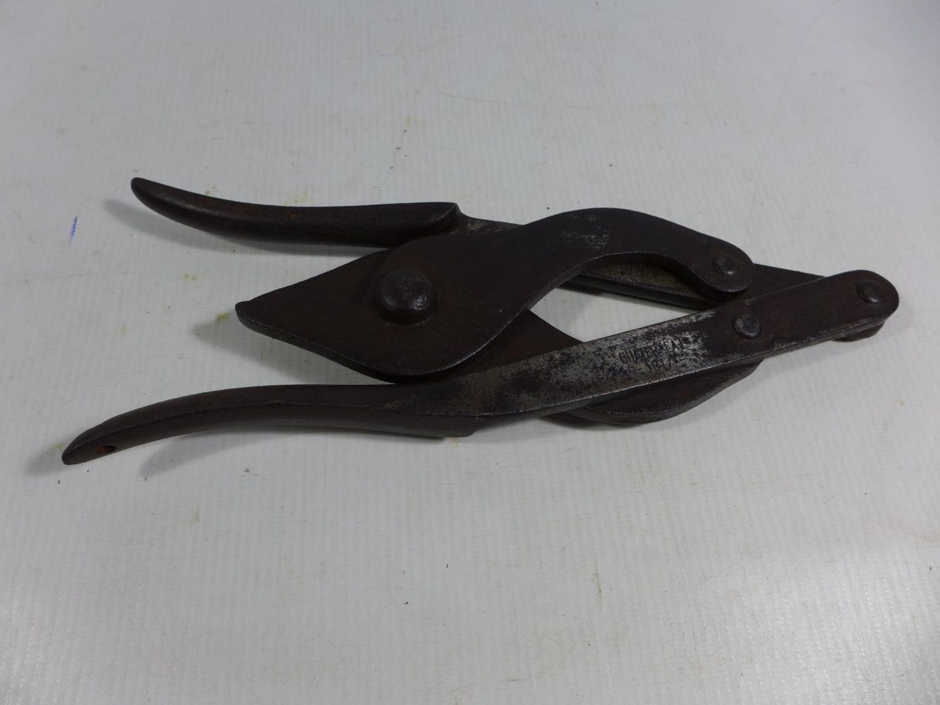 A PAIR OF WORLD WAR I CHATERLEA LTD FOLDING WIRE CUTTERS DATED 1917, LENGTH FOLDED 25CM, UNFOLDED - Image 2 of 4