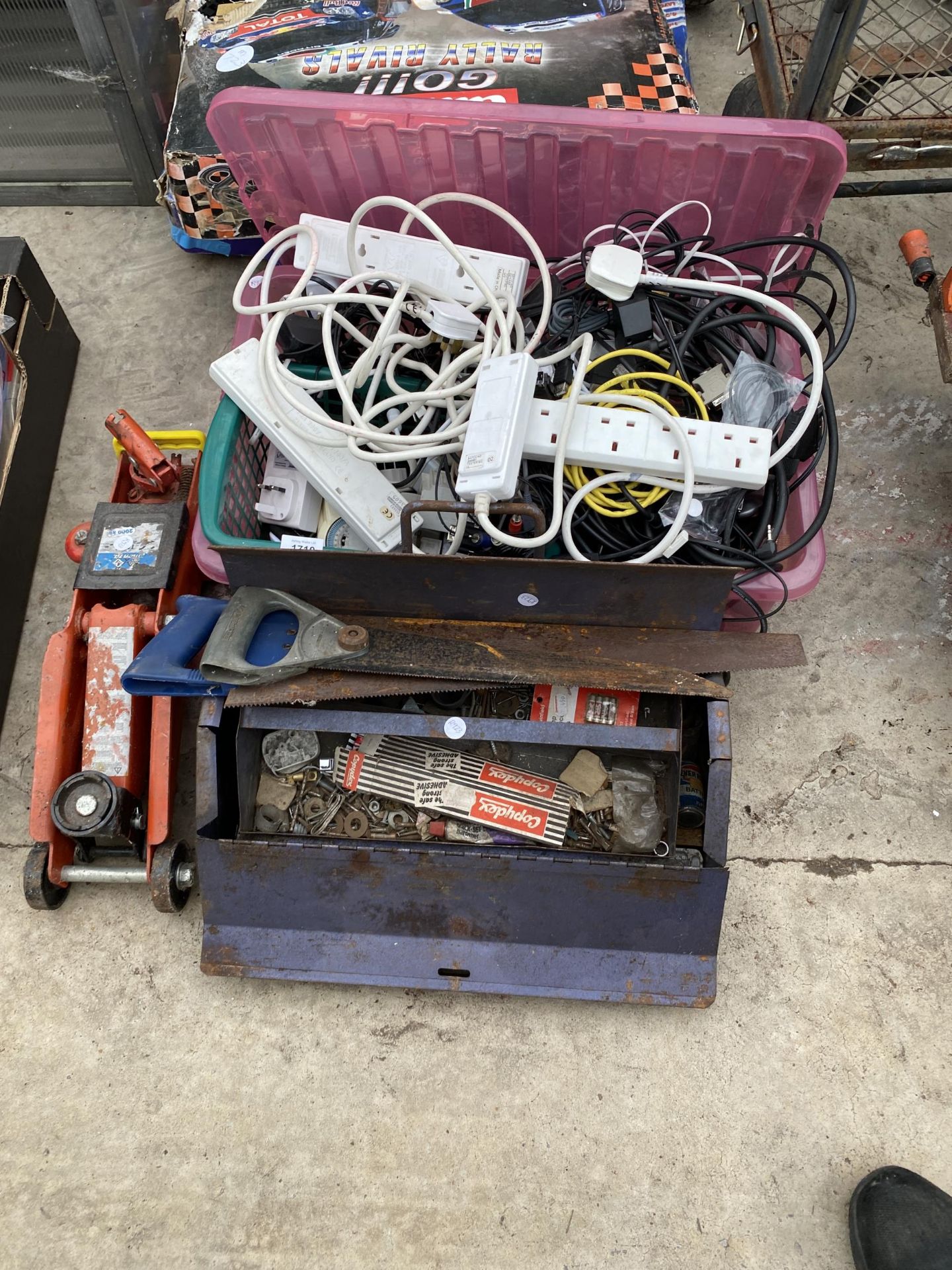 AN ASSORTMENT OF ITEMS TO INCLUDE EXTENSION LEADS, A TROLLEY JACK AND SAWS ETC