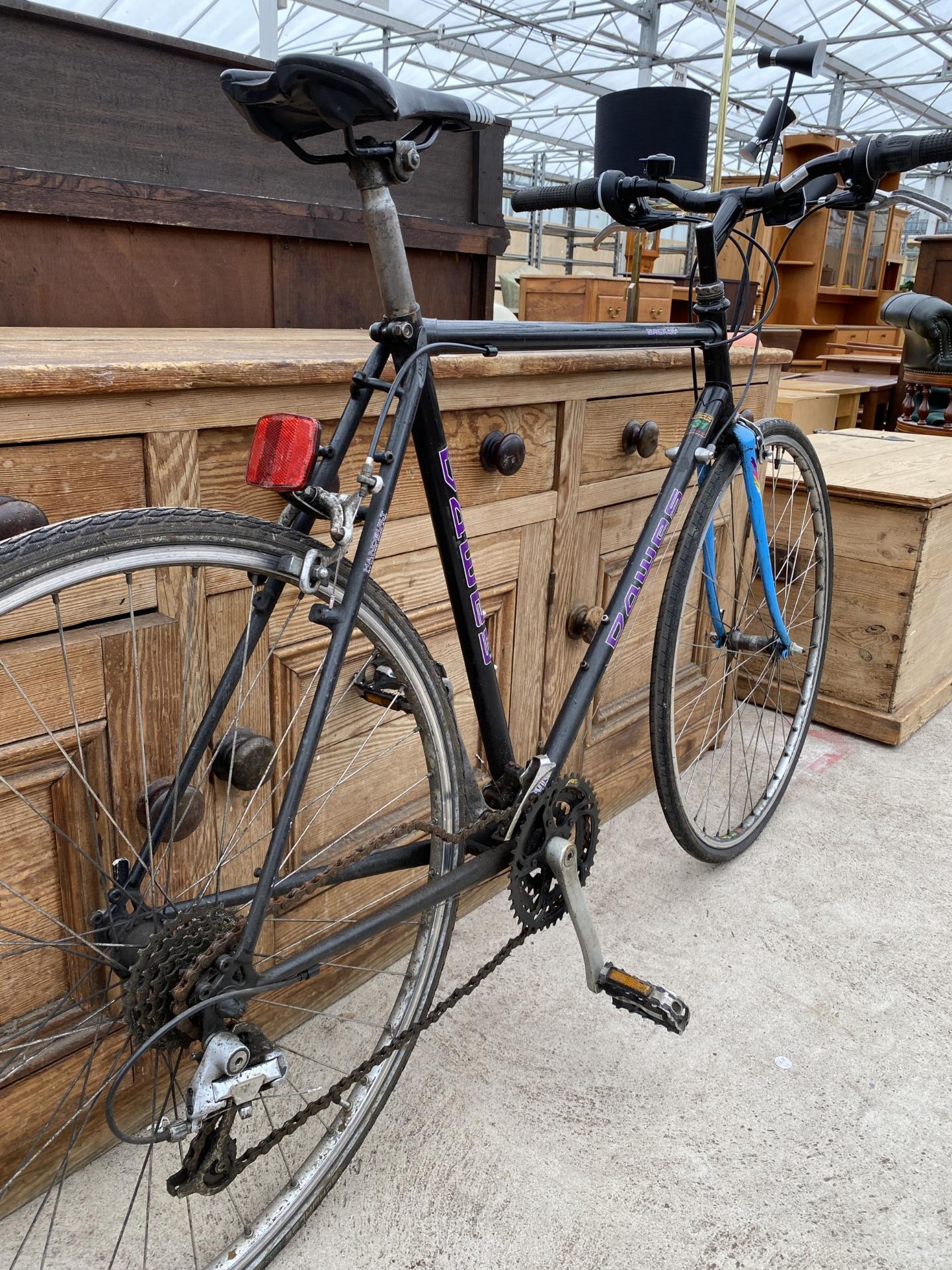 A GENTS DAWES ROAD RACING BIKE WITH 21 SPEED GEAR SYSTEM - Image 2 of 3