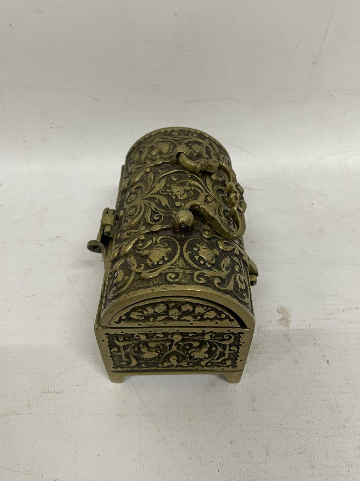 AN ORNATE BRASS CHEST JEWELLERY BOX - Image 2 of 5