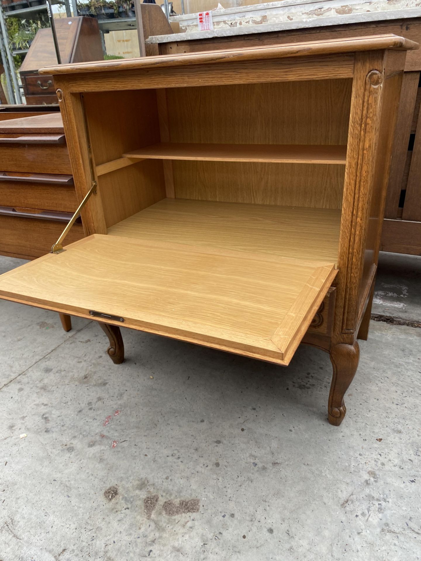 A CONTINENTAL OAK CABINET WITH DROP-DOWN FRONT AND SINGLE DRAWER, 29" WIDE - Image 3 of 3