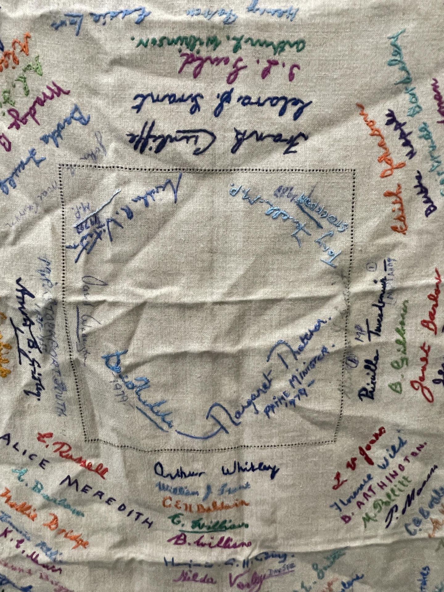 A LARGE VINTAGE CLOTH WITH SIGNATURES AND EMBROIDERED NAMES INCLUDING MARGARET THATCHER - Image 2 of 9