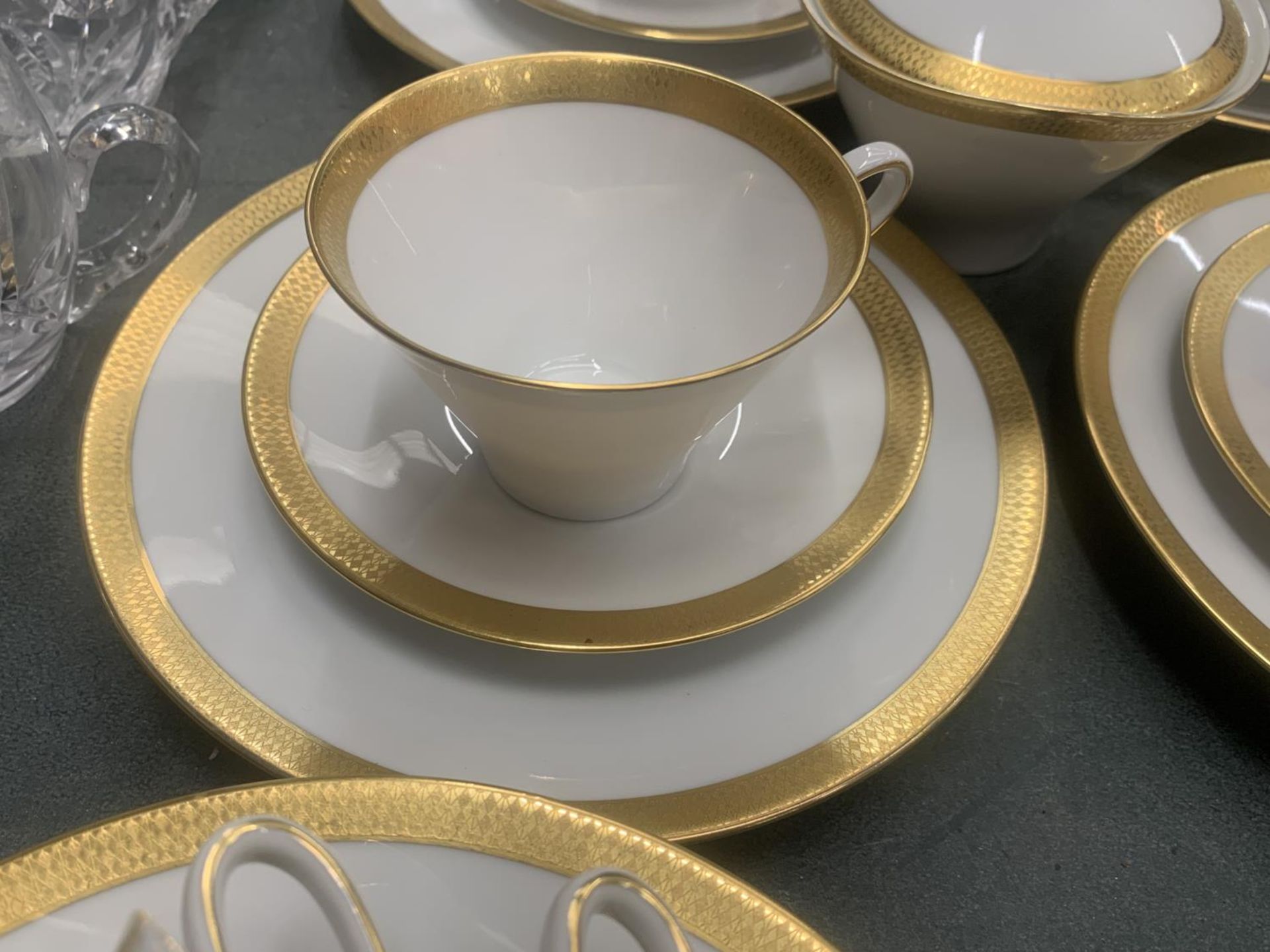 A CHINA PART TEASET IN WHITE WITH GILD TO THE RIMS TO INCLUDE A SUGAR BOWL, CUPS, SAUCERS AND SIDE - Image 2 of 4