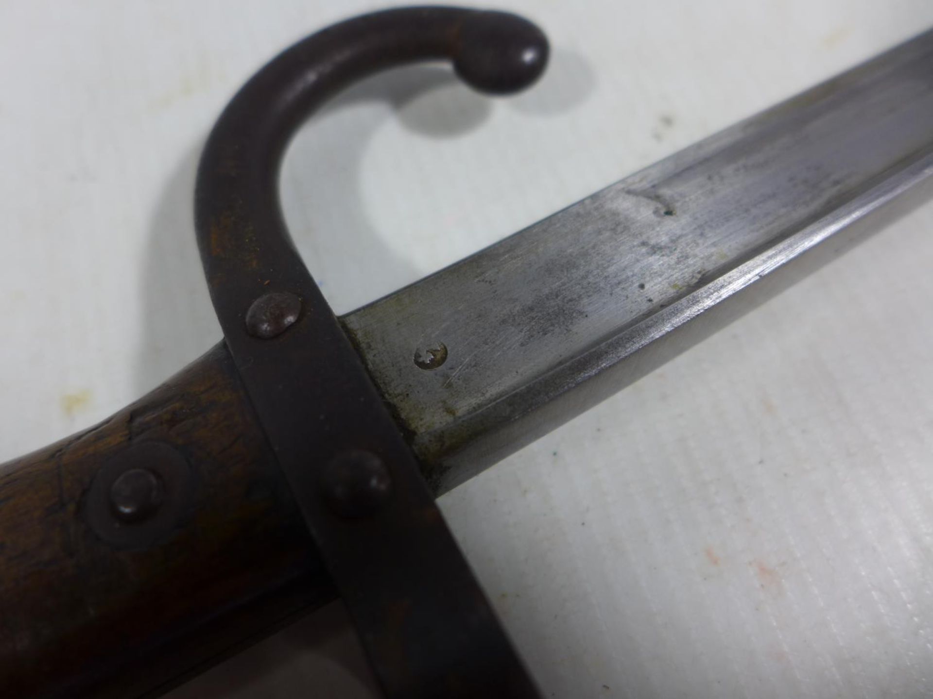 A FRENCH GRAS BAYONET AND SCABBARD DATED 1882, 52CM BLADE - Image 5 of 6